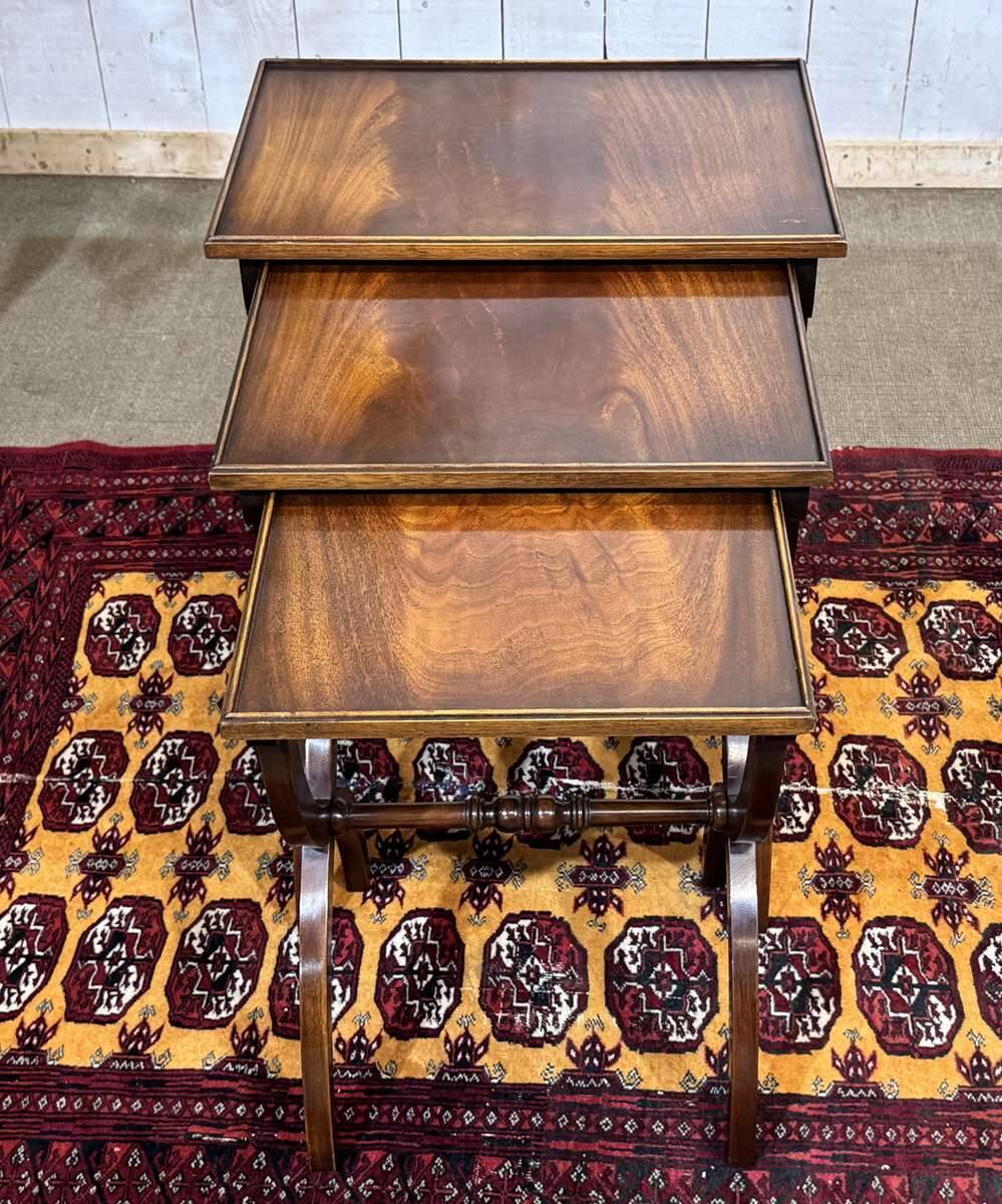 Suite de tables gigognes anglaises en acajou des années 1950