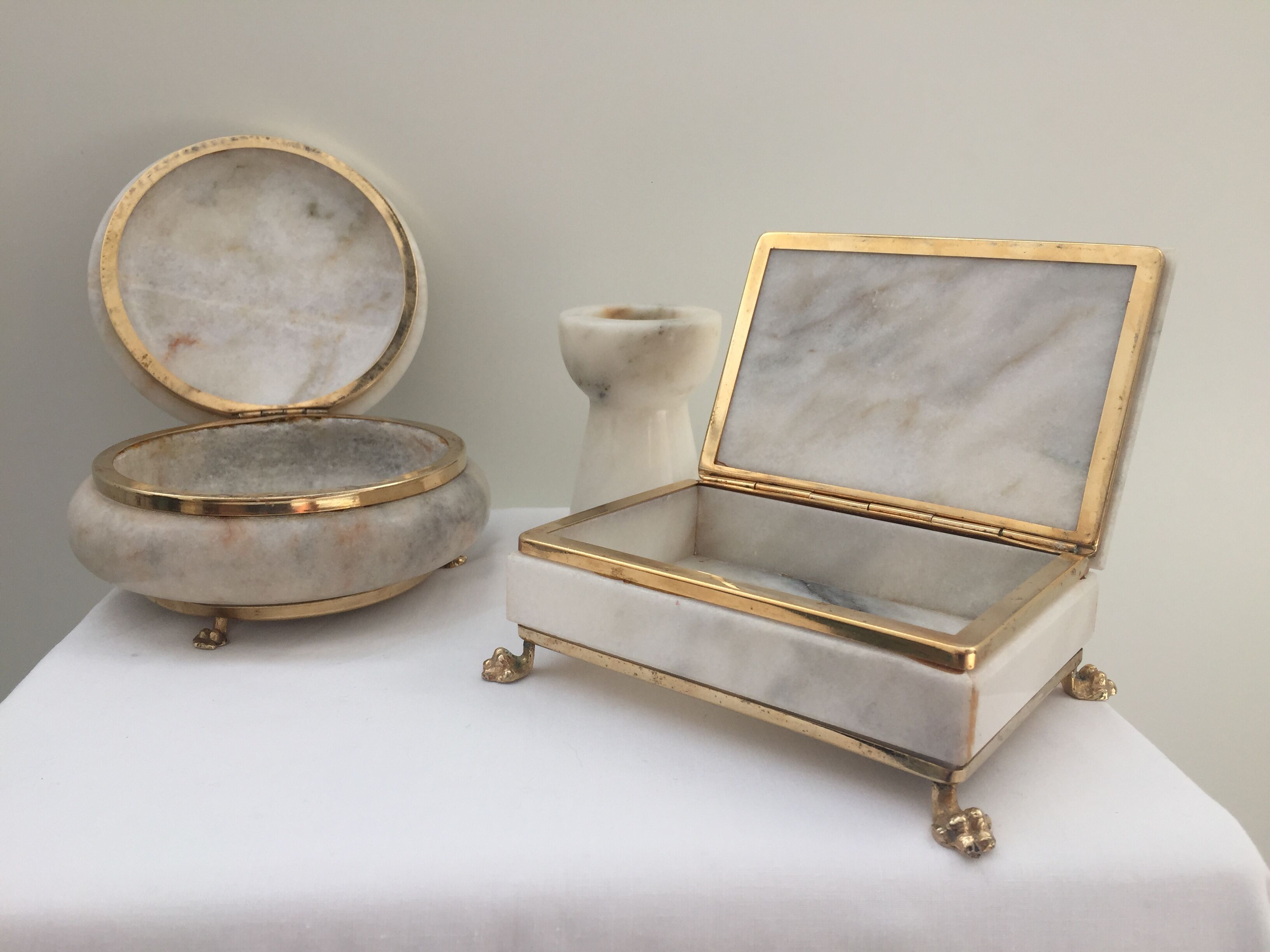Lot of white marble object - 2 boxes and 1 candlestick