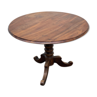 Roundtable with a tilting tray