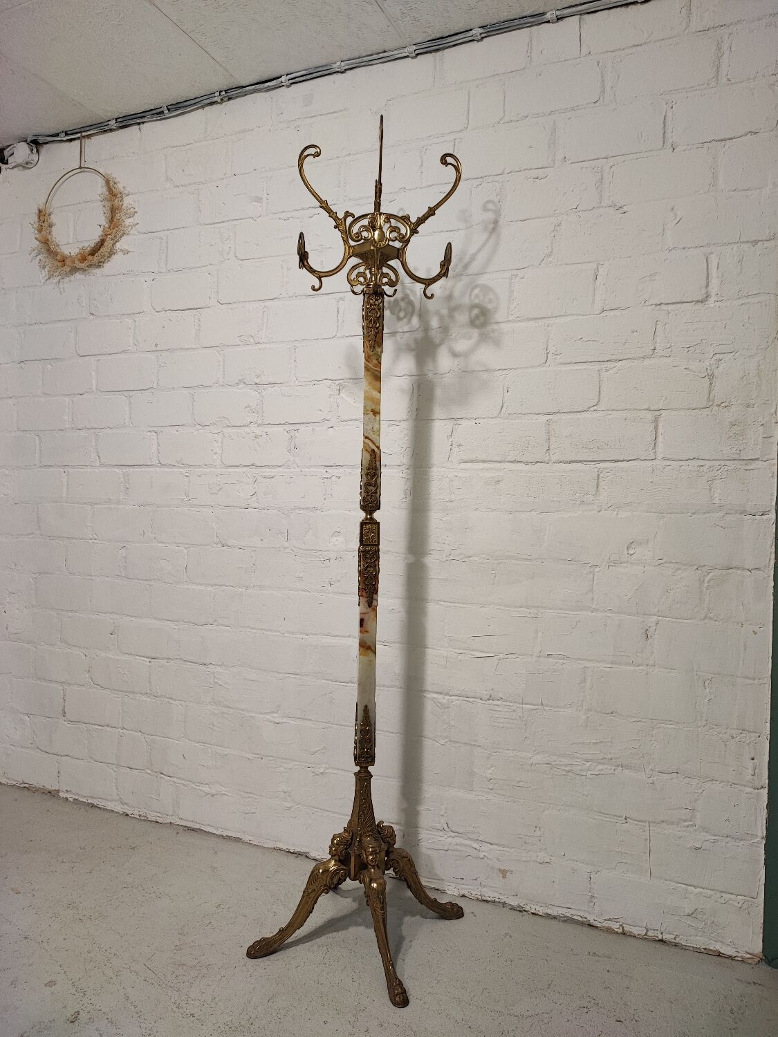 Coat rack on foot in onyx and bronze marble
