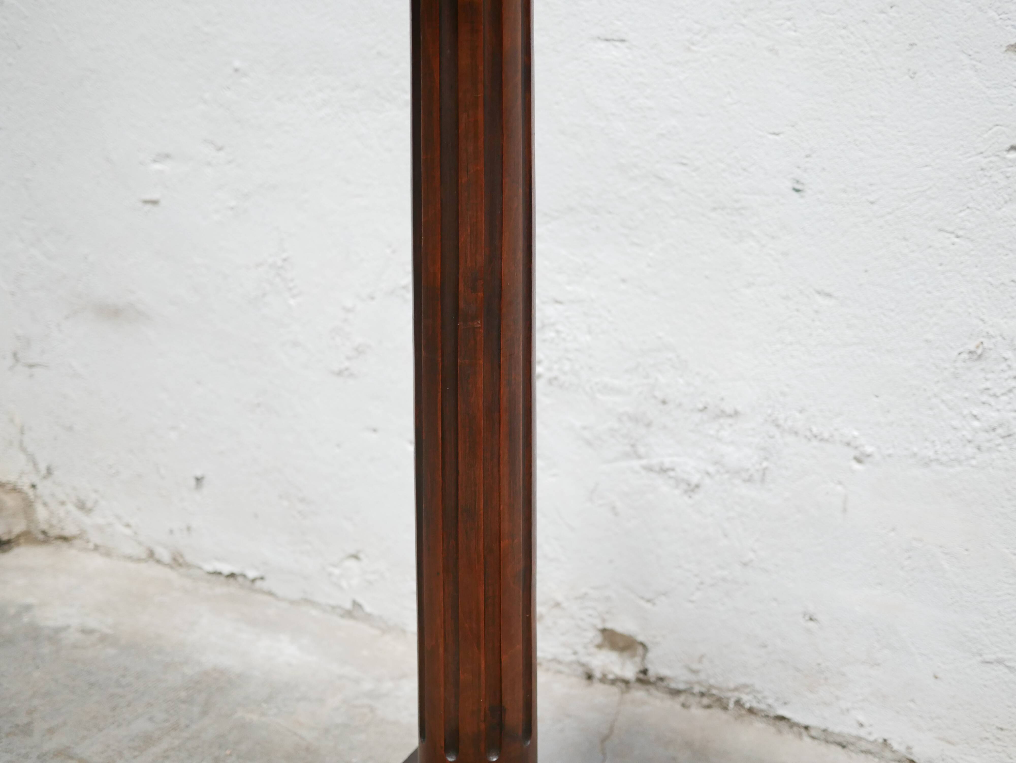 Colonne ancienne en bois
