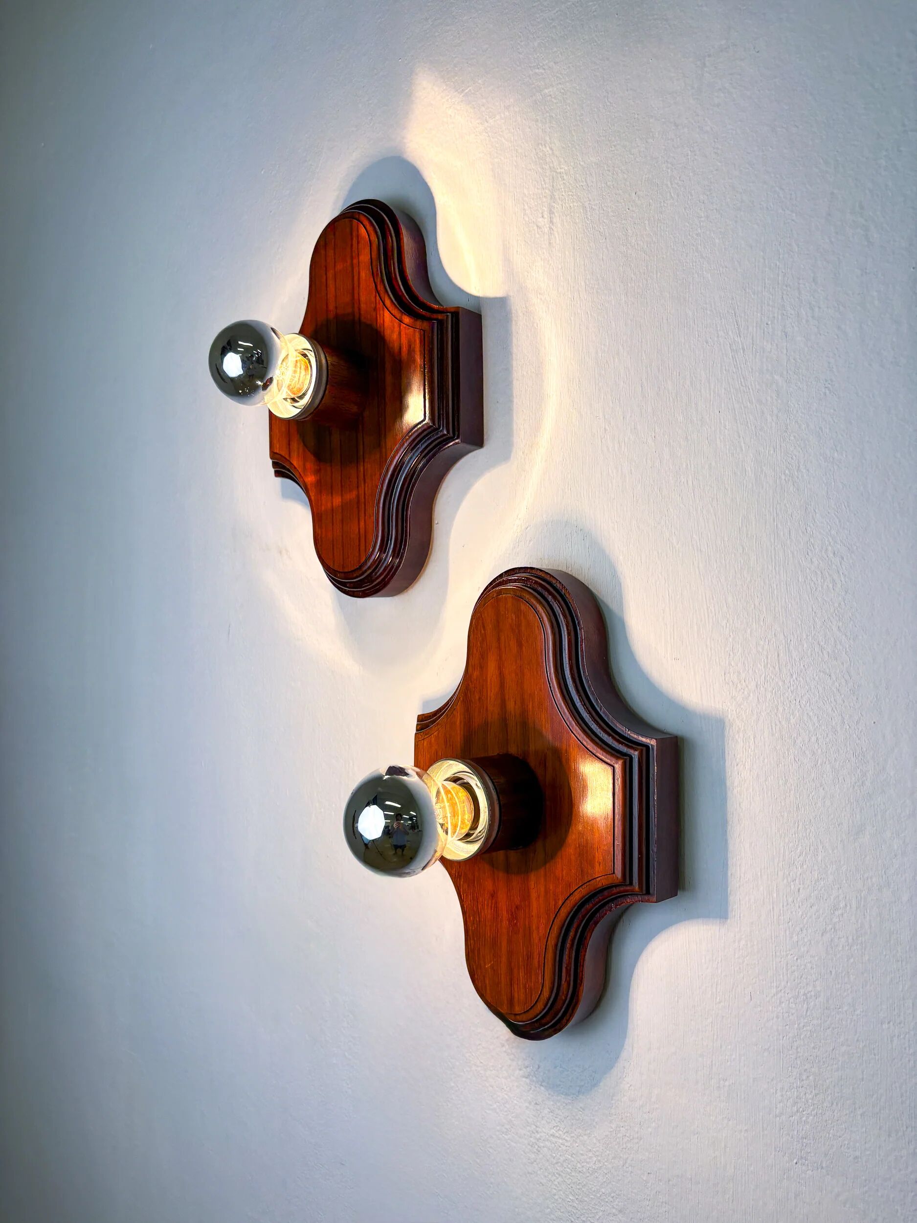 Paire de appliques murales géométriques Art Déco, en bois brun sculpté, France, années 1960.