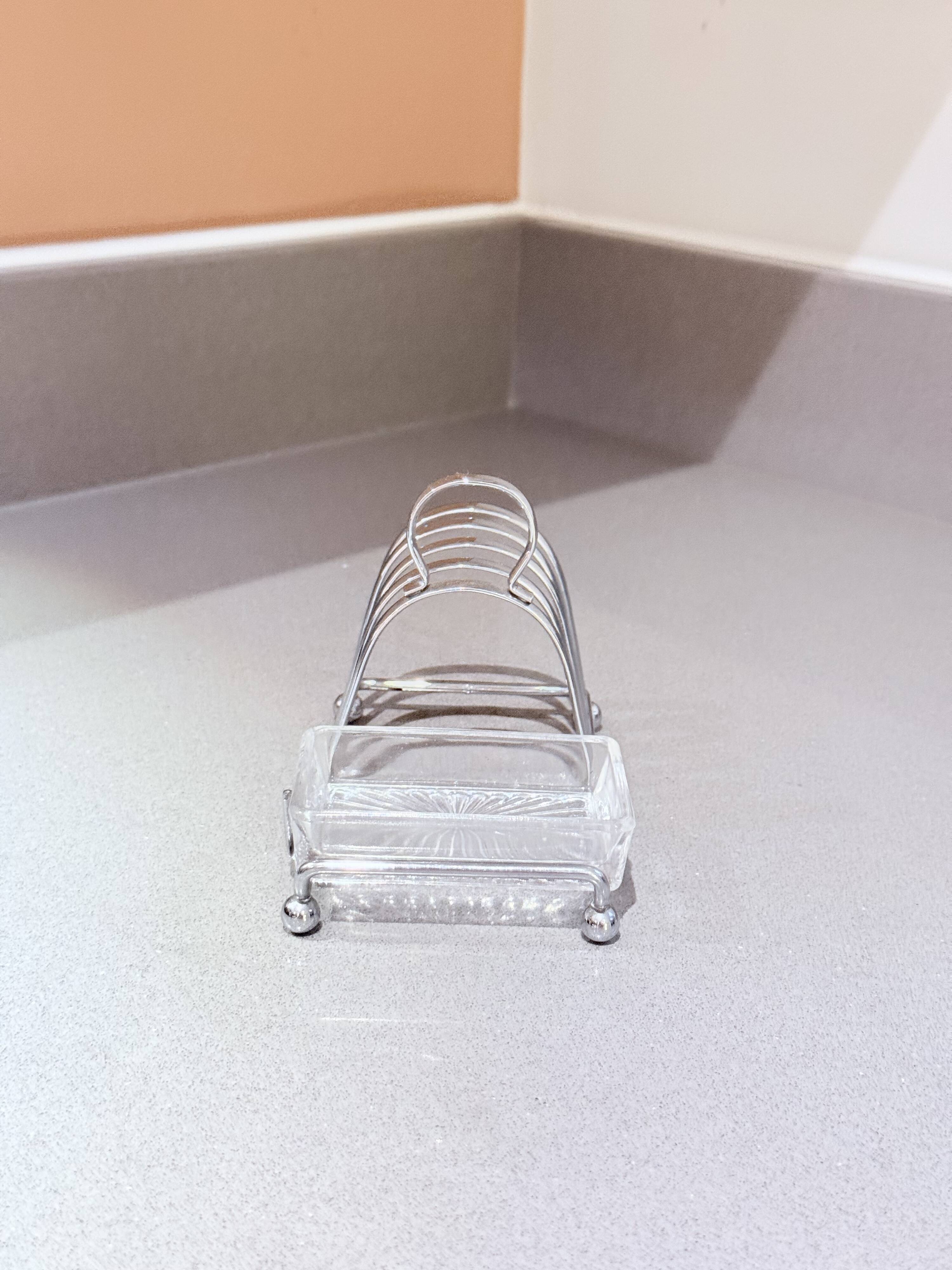 Porte-toast en argent massif Art Déco avec plateau assorti, beurrier en cristal et couteau.