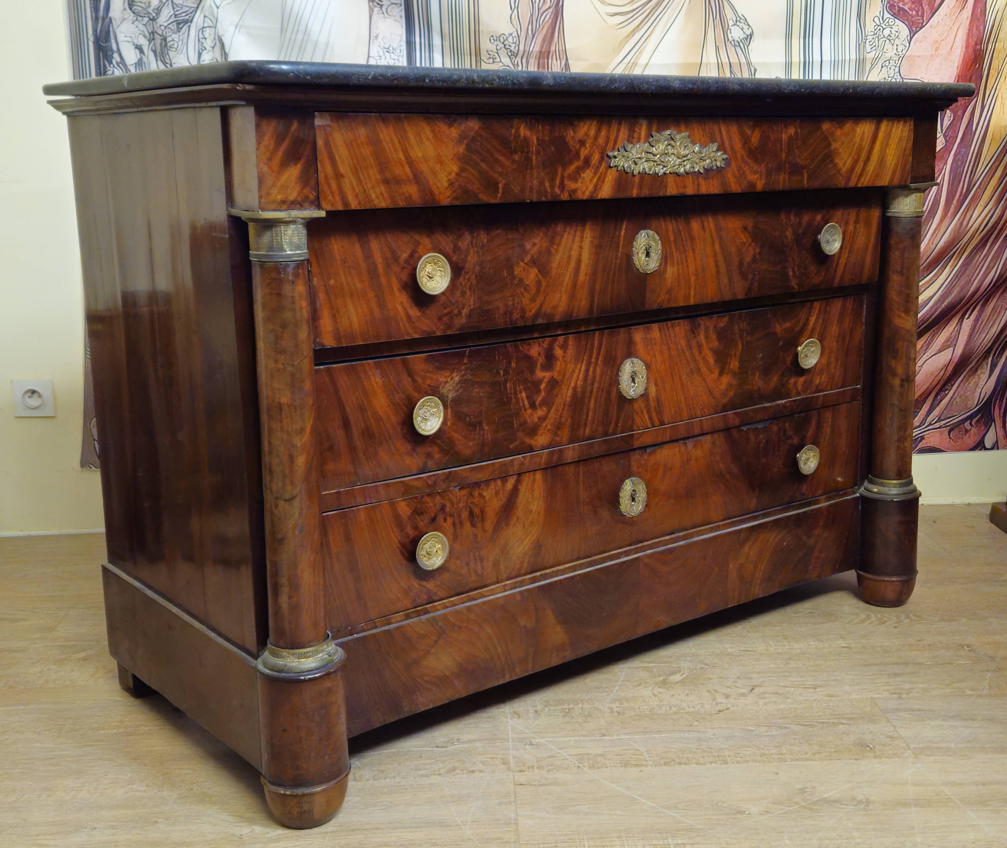 Empire period commode in flame mahogany – detached columns –