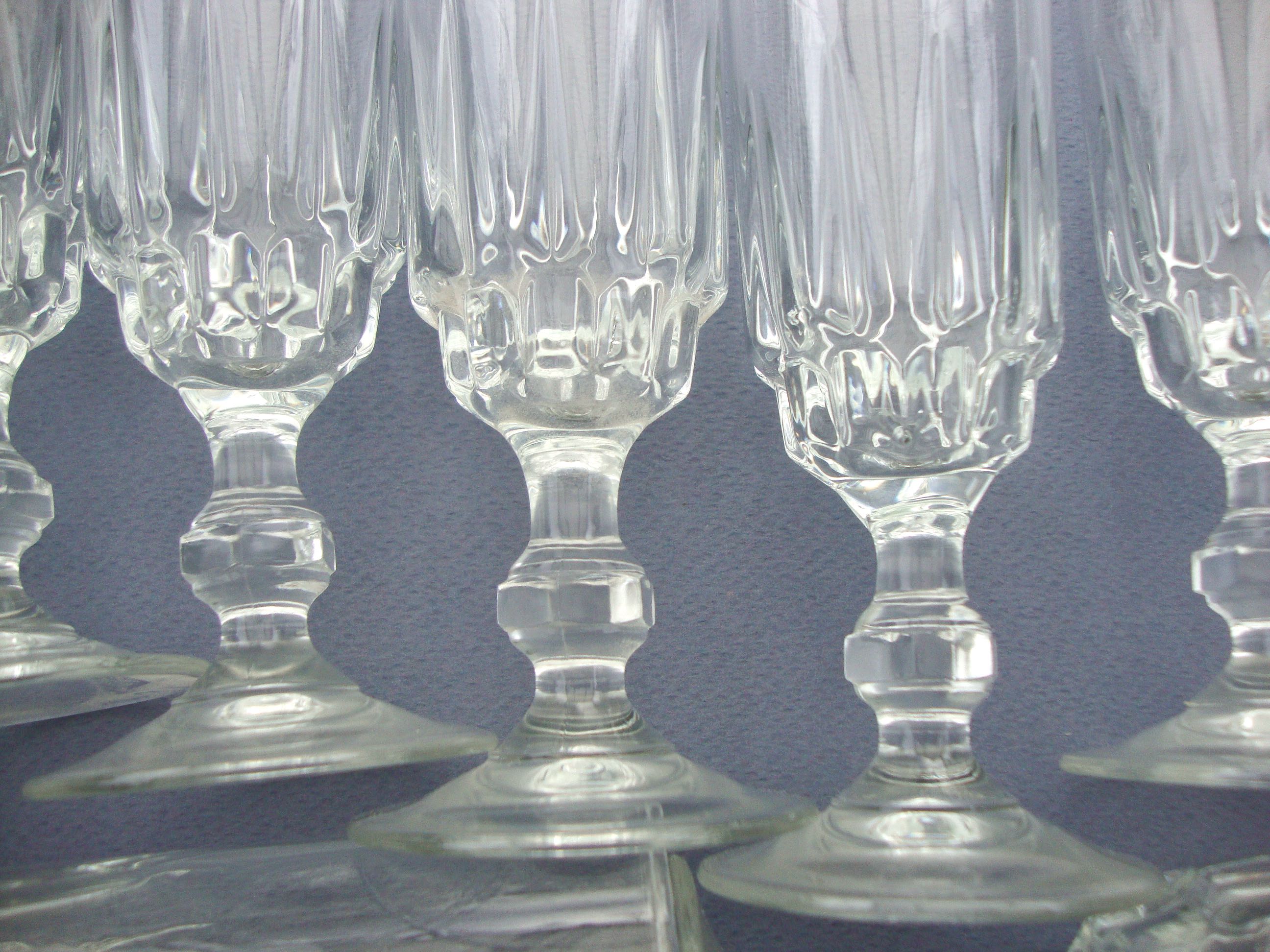 Set de 12 verres flûtes à champagne, 1940