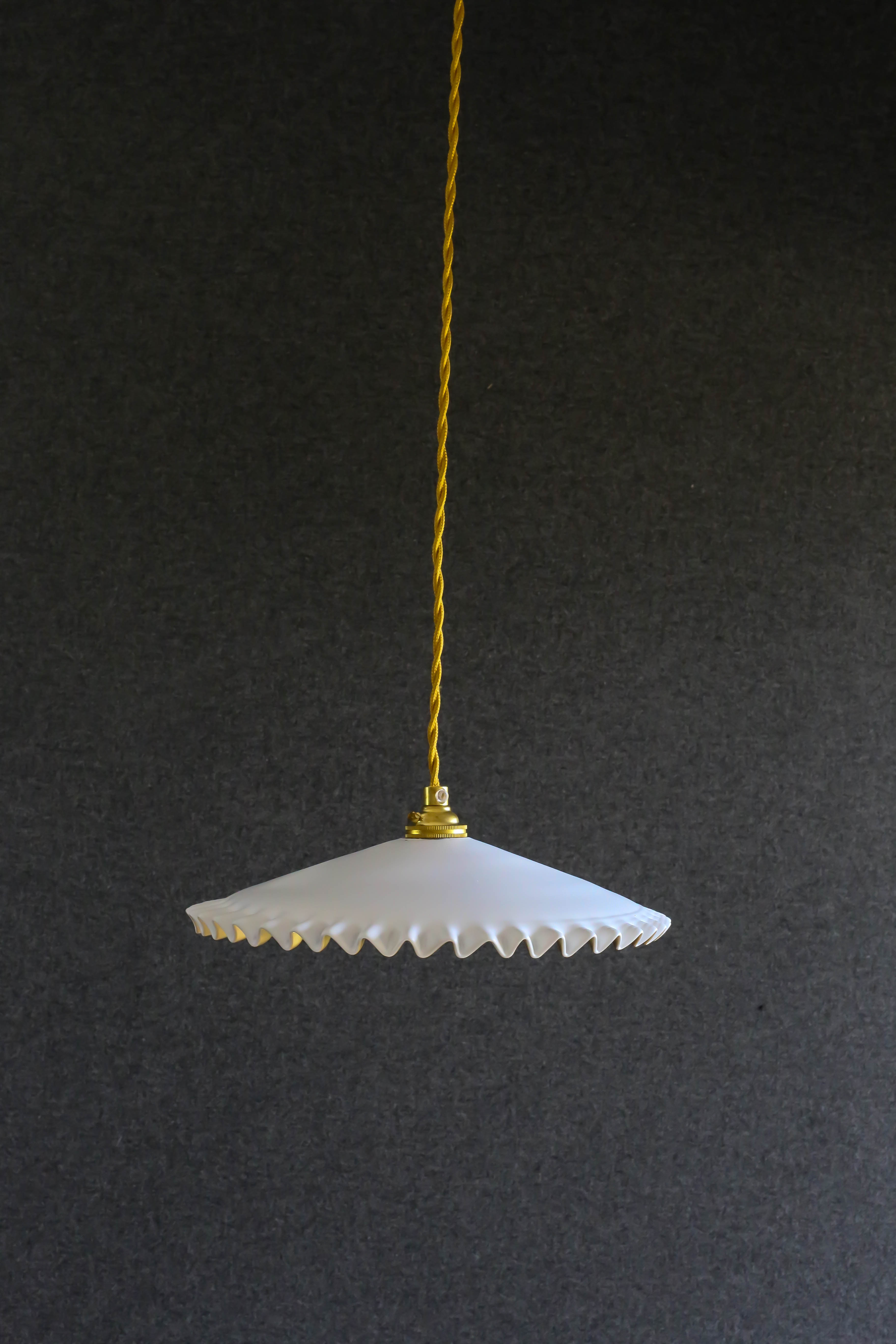 Pendant lamp in opaline