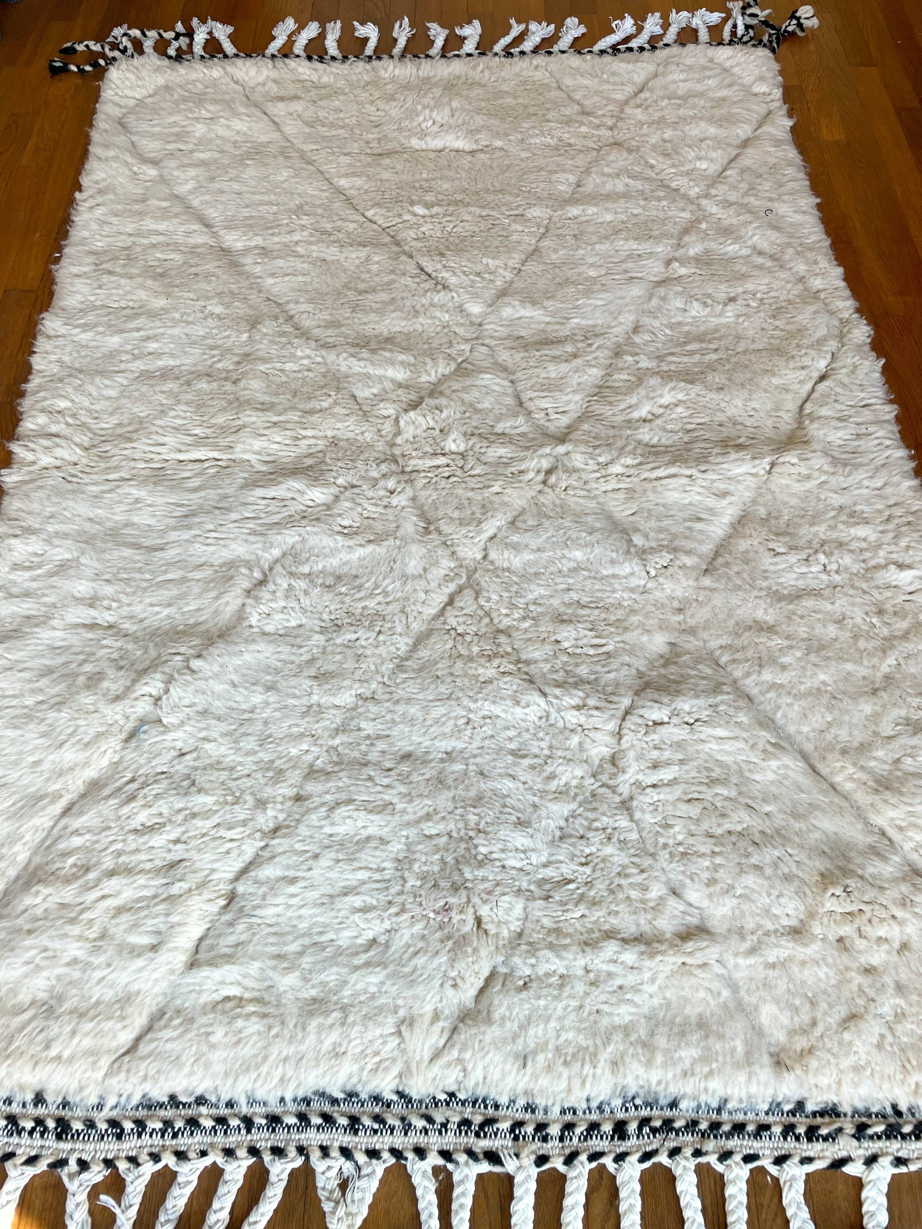 Berber carpet blessed white ouarain patterns with reliefs and black finishes