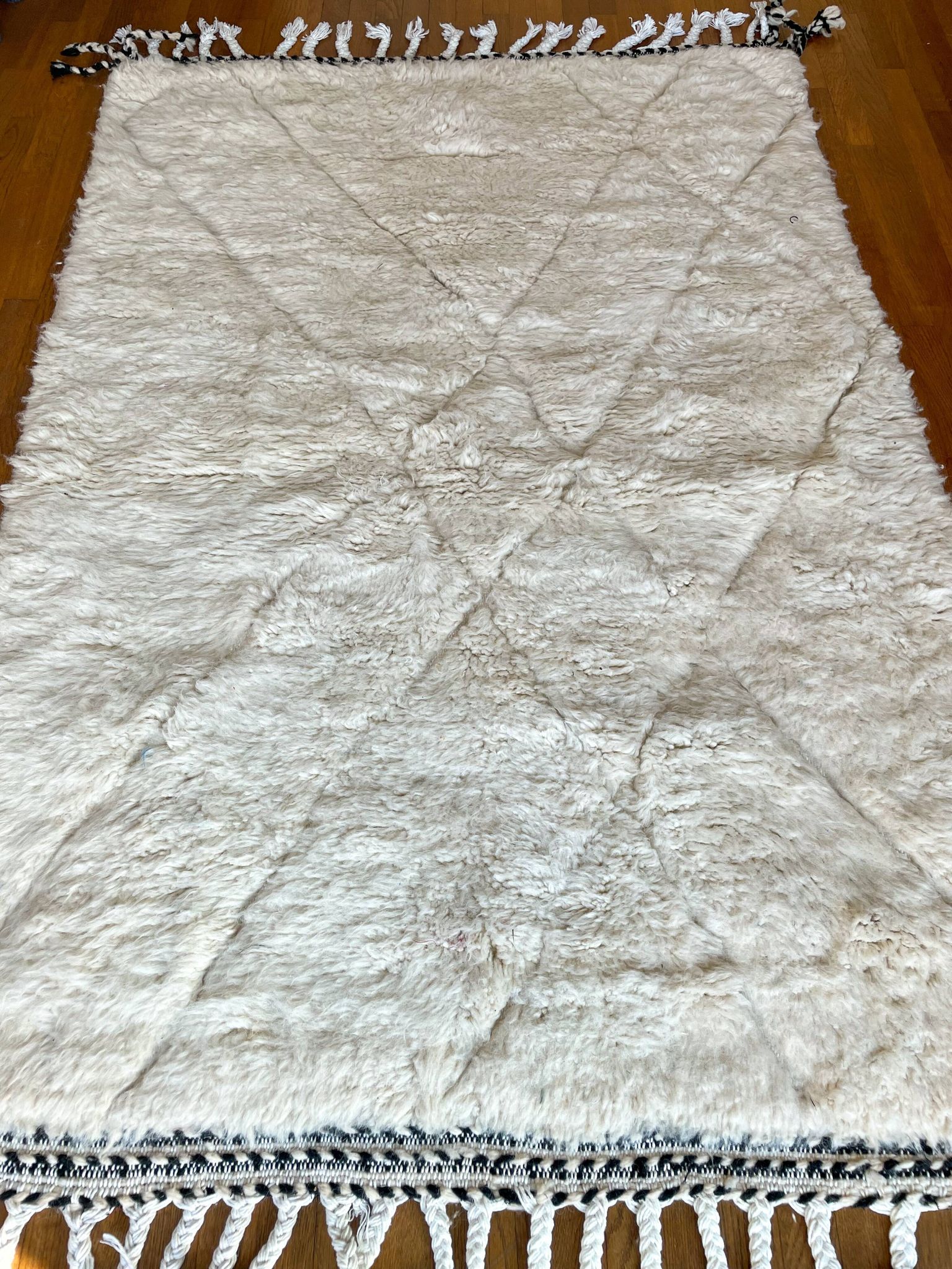 Tapis berbère béni ouarain blanc motifs à reliefs et finitions noires