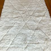 Tapis berbère béni ouarain blanc motifs à reliefs et finitions noires