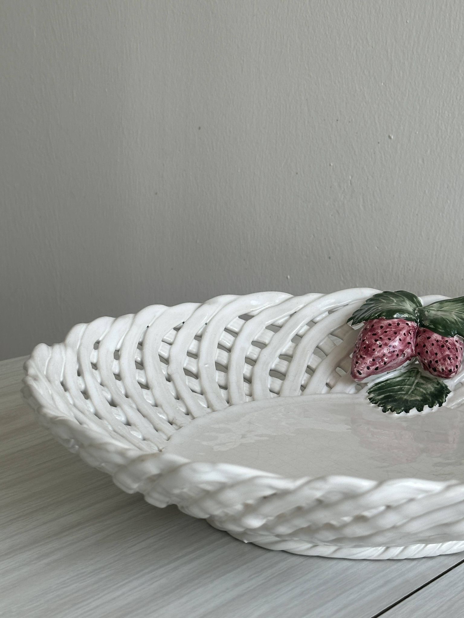 Corbeille en céramique blanche torsadée