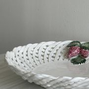 Corbeille en céramique blanche torsadée