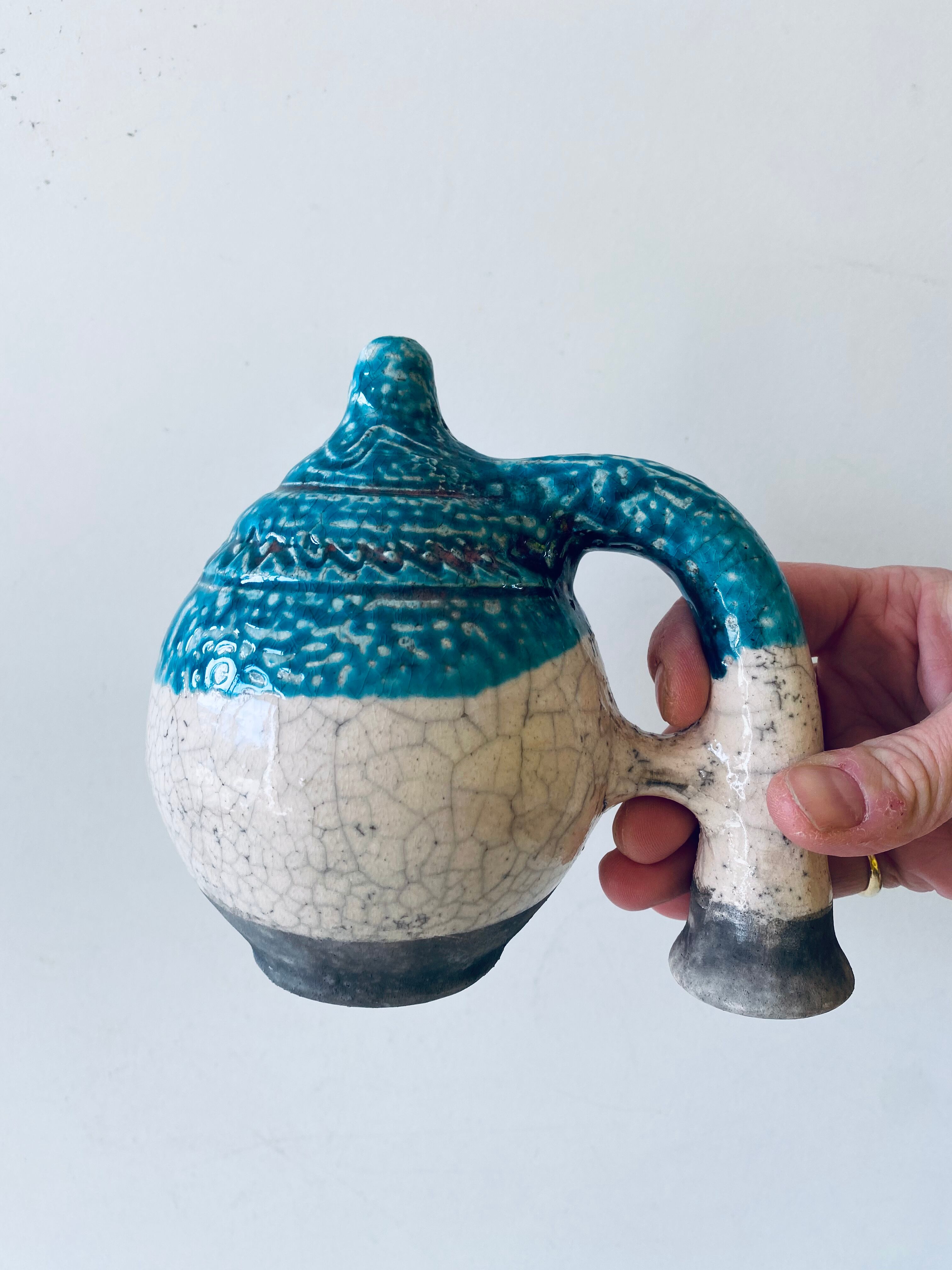 Poterie en terre cuite émaillée bleu et crème