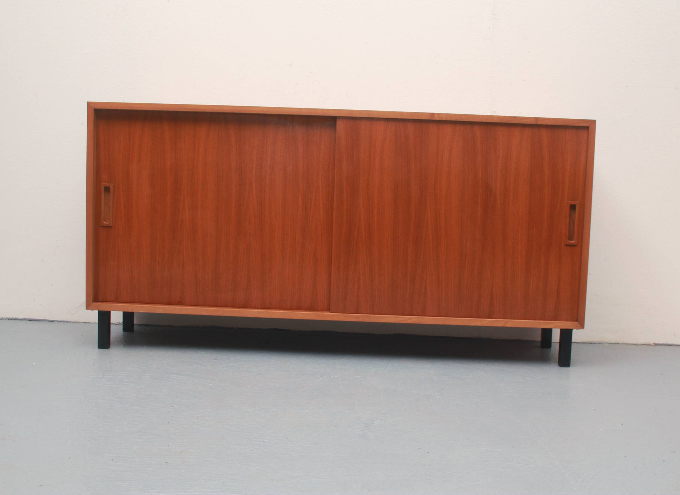 Buffet années 1960 en noyer avec portes coulissantes, 120cm