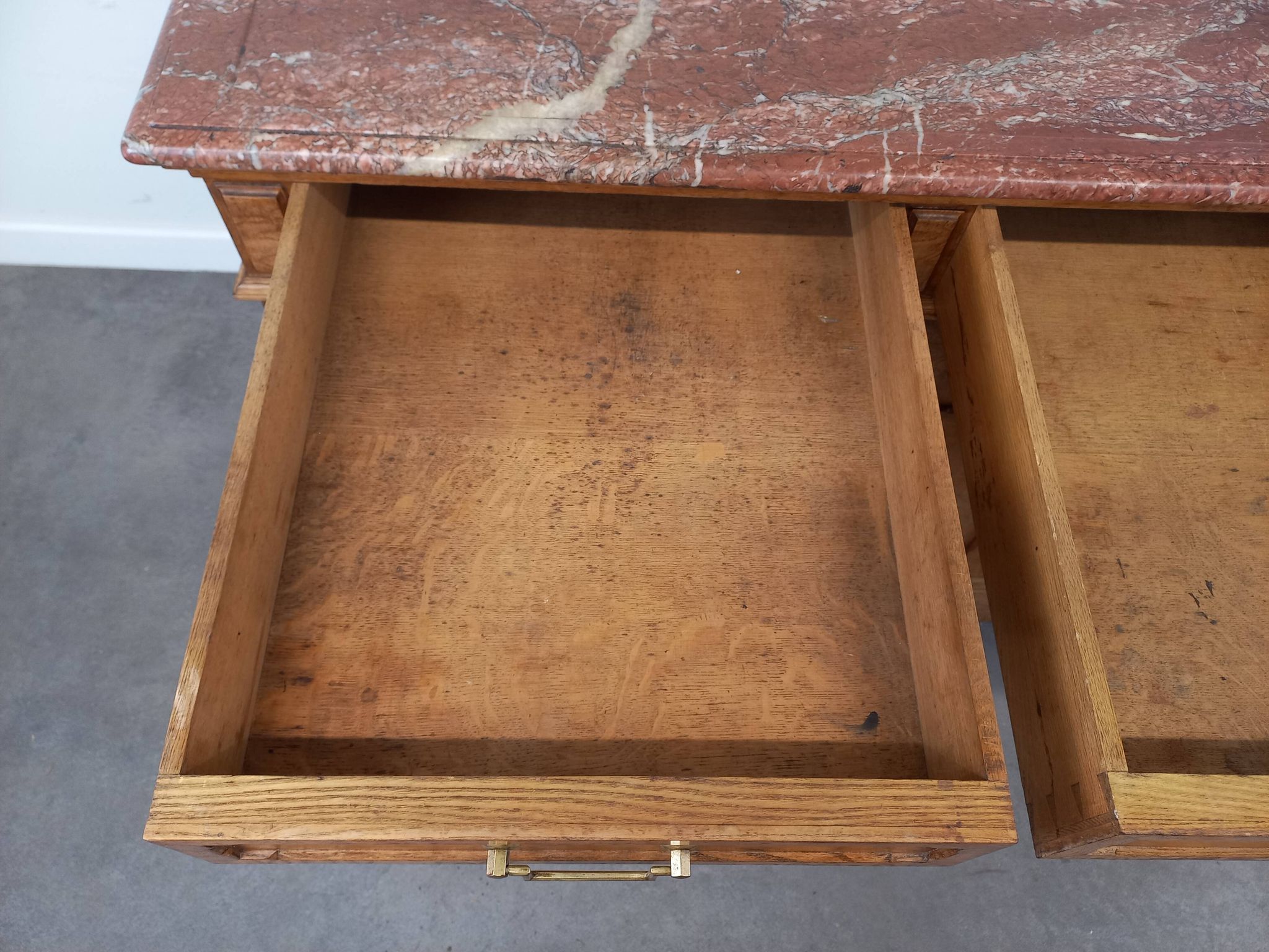 Marble top store bank