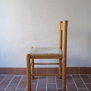 4 chaises en pin massif, assises paillées, dossier chantourné