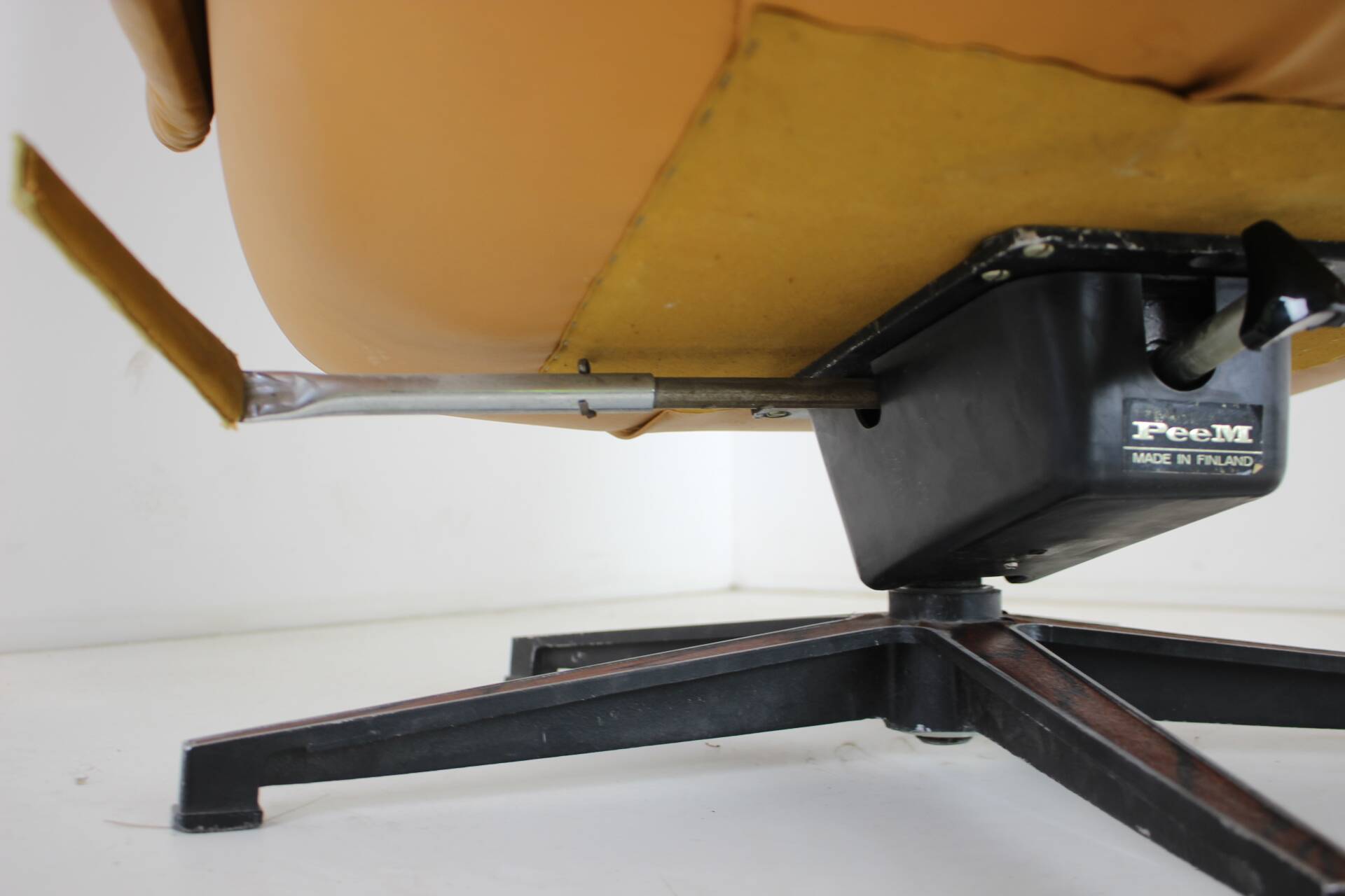 Midcentury Swivel Leather Armchair, Peem, Finland, 1970s