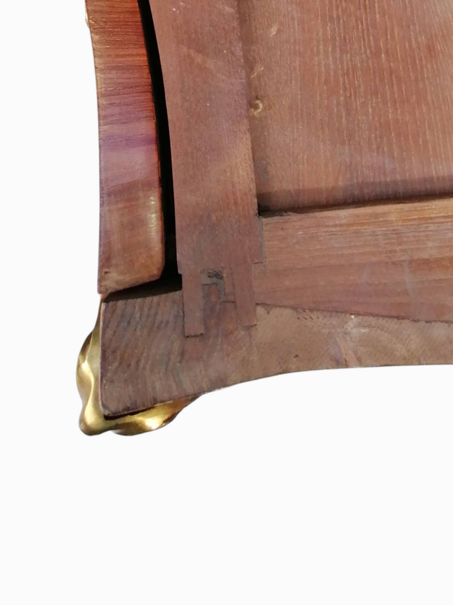 Commode en bois de plaquage, marbre et bronze - Style Louis XV.