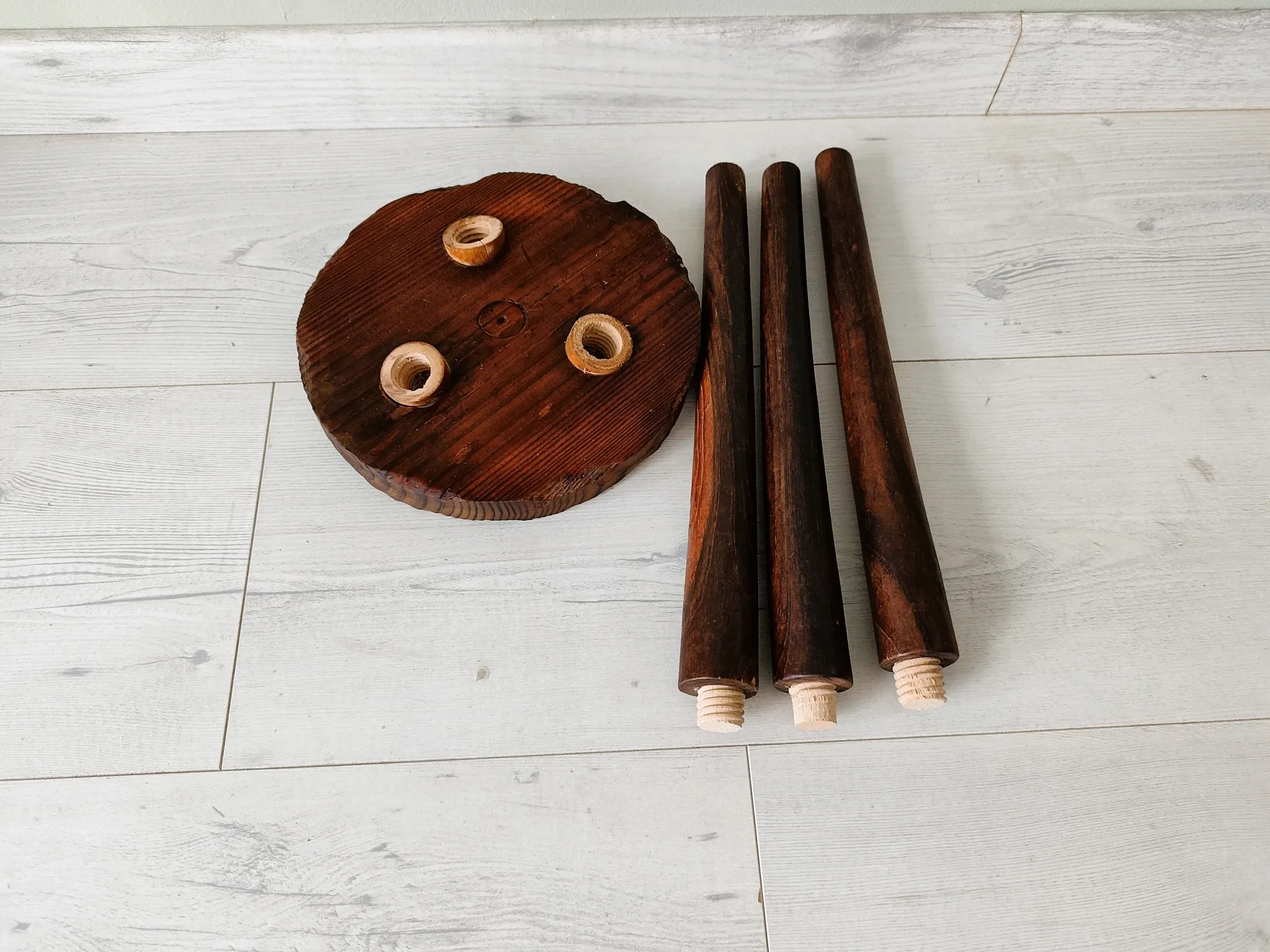 Tabouret tripode en bois patiné