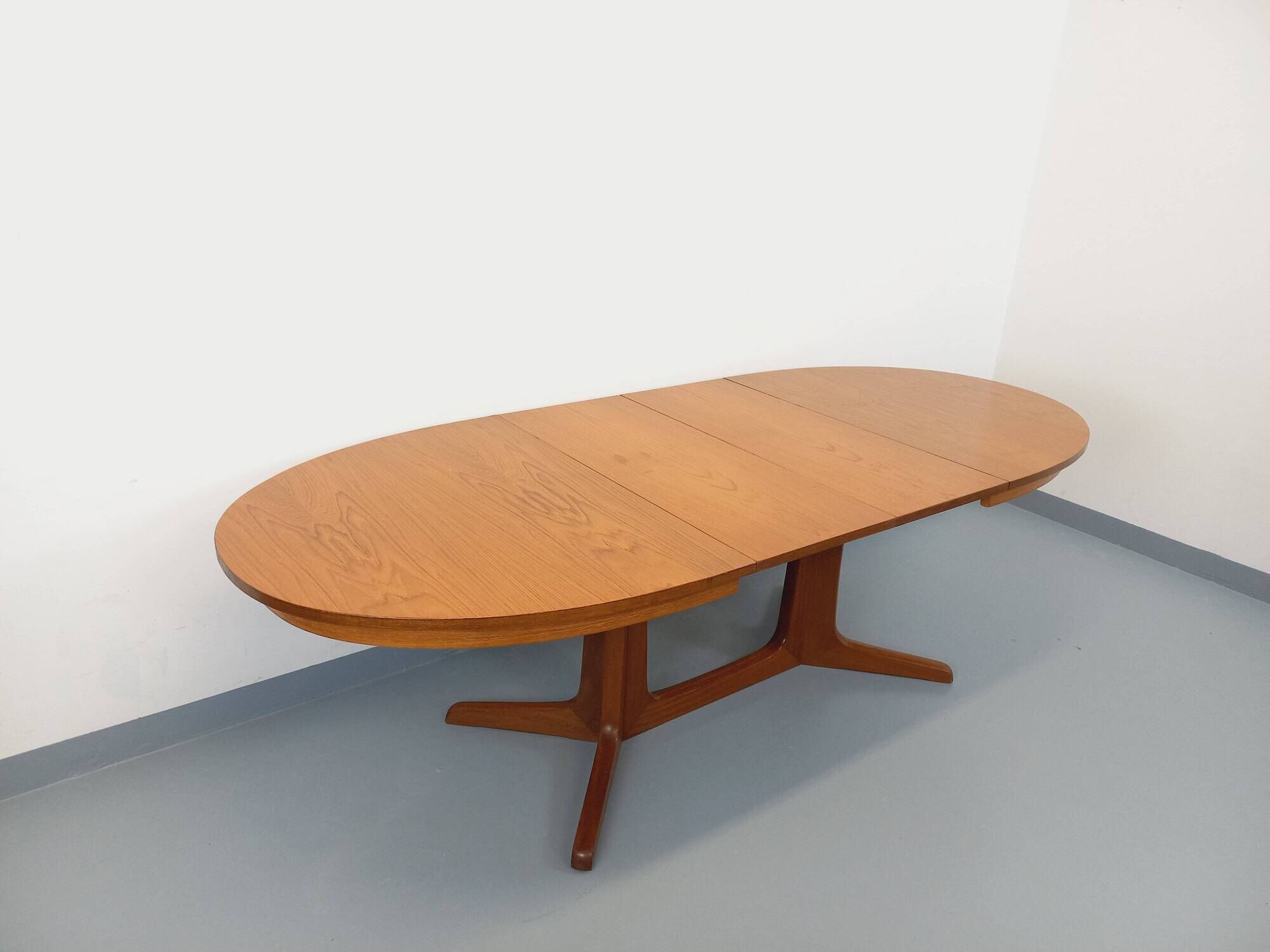 Vintage oval dining table Baumann from the 60s and 70s in teak with extension.