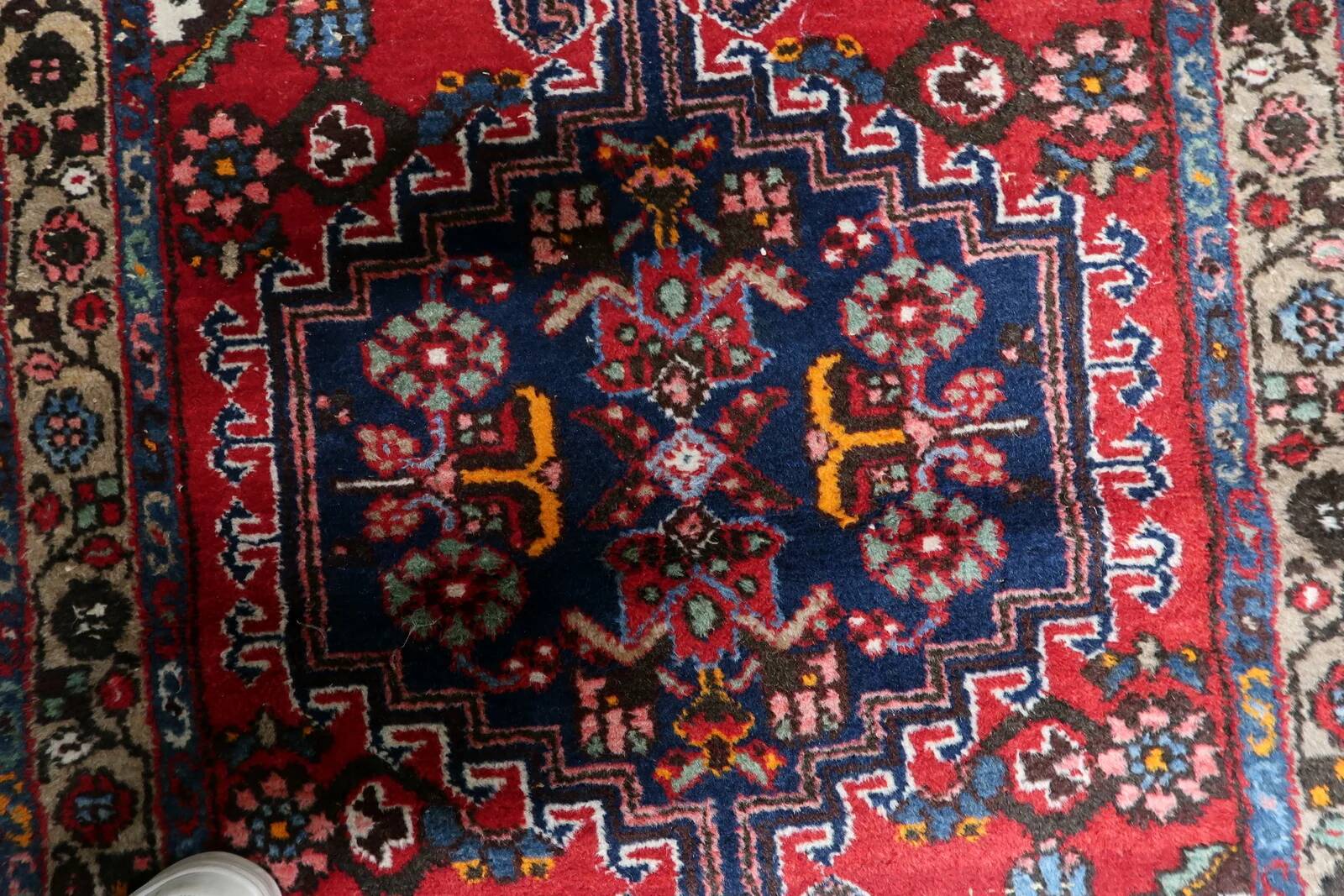 1950s handmade wool medallion rug, red and navy, 96 × 144 cm - 1C1290