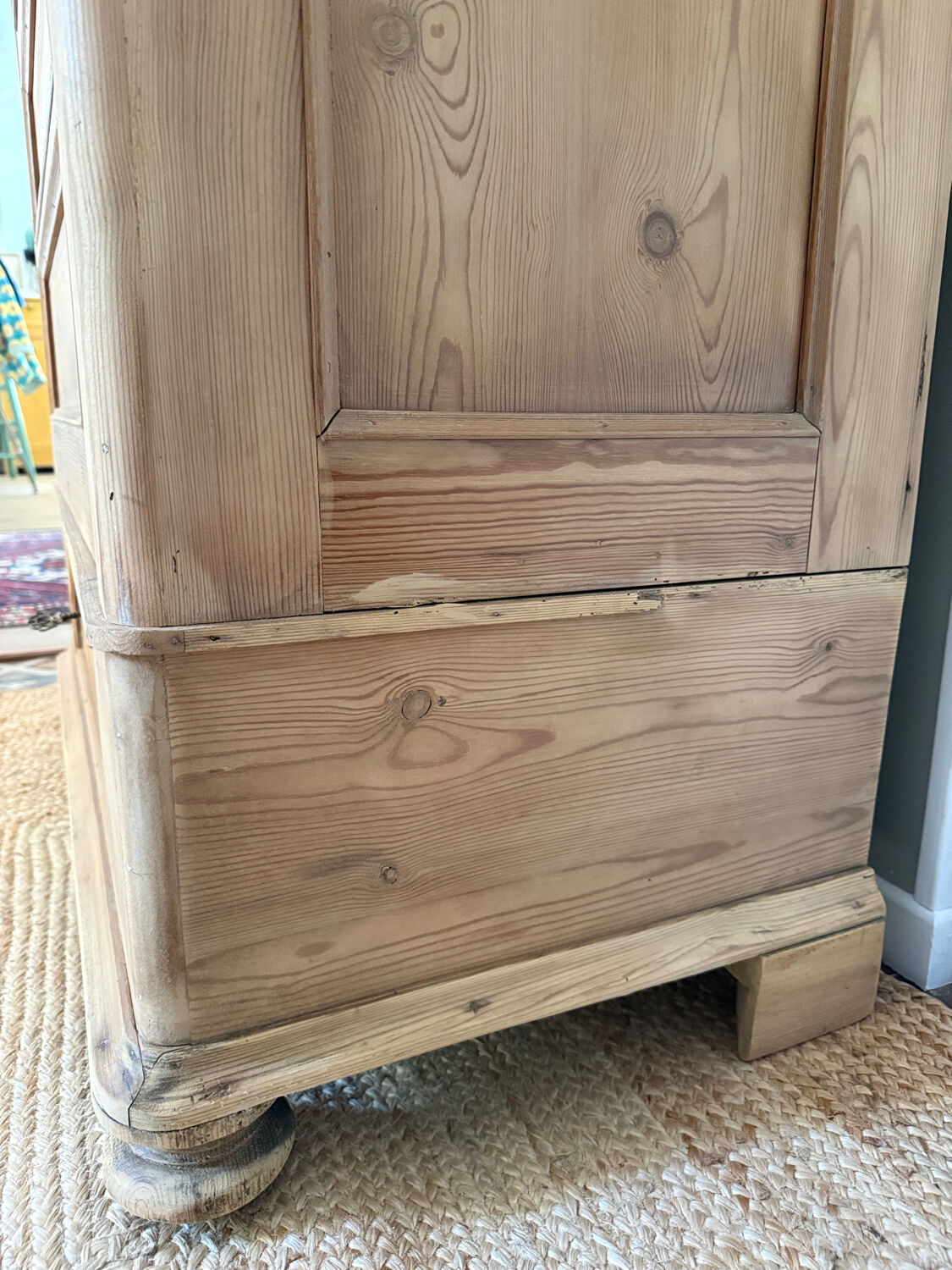 Small Parisian wardrobe "bonnetière"