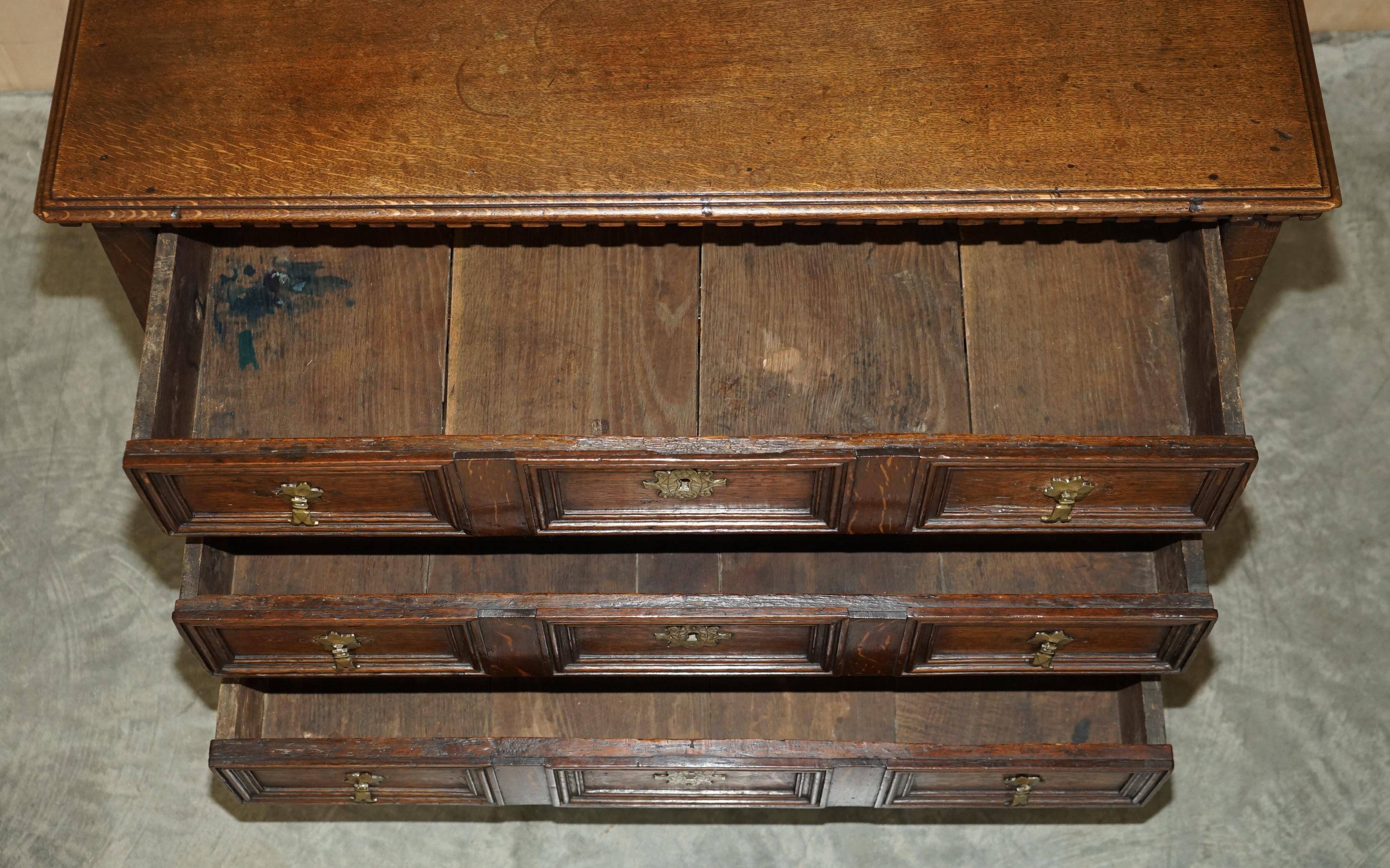Commode hollandaise en chêne d'époque circa 1720-1740