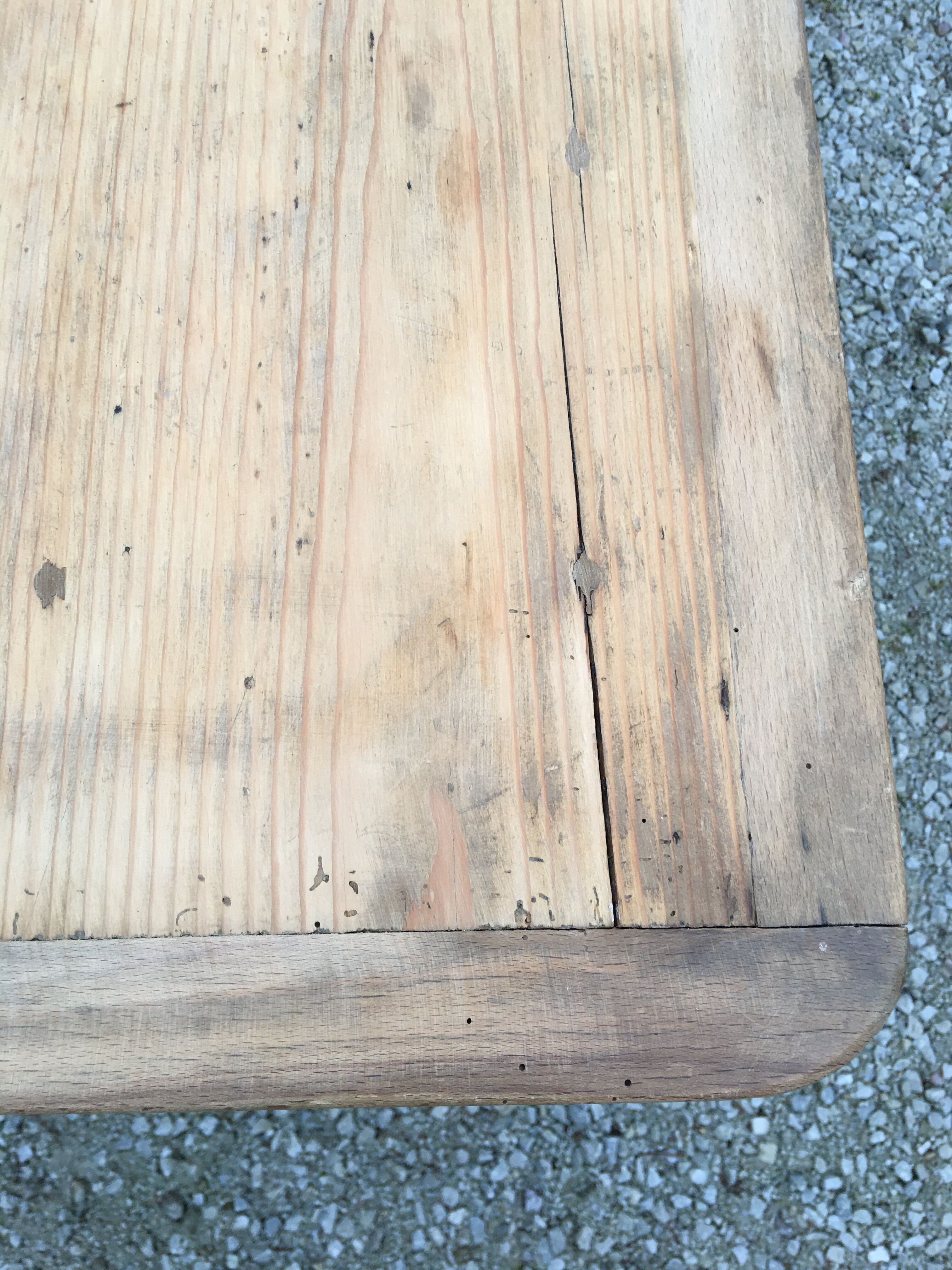 Light-coloured oak farm table