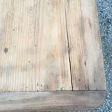 Light-coloured oak farm table