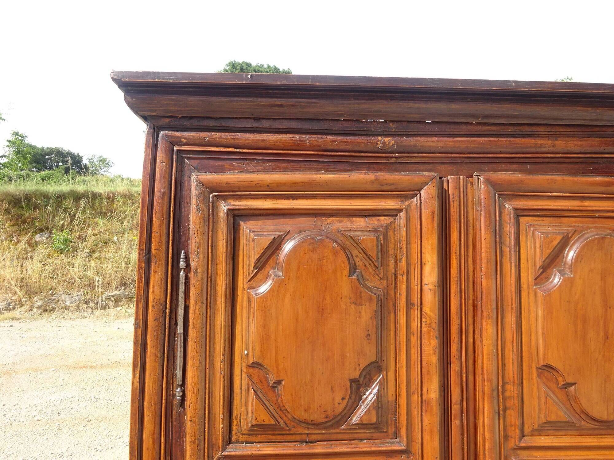 Ancienne armoire Louis XIII en noyer massif