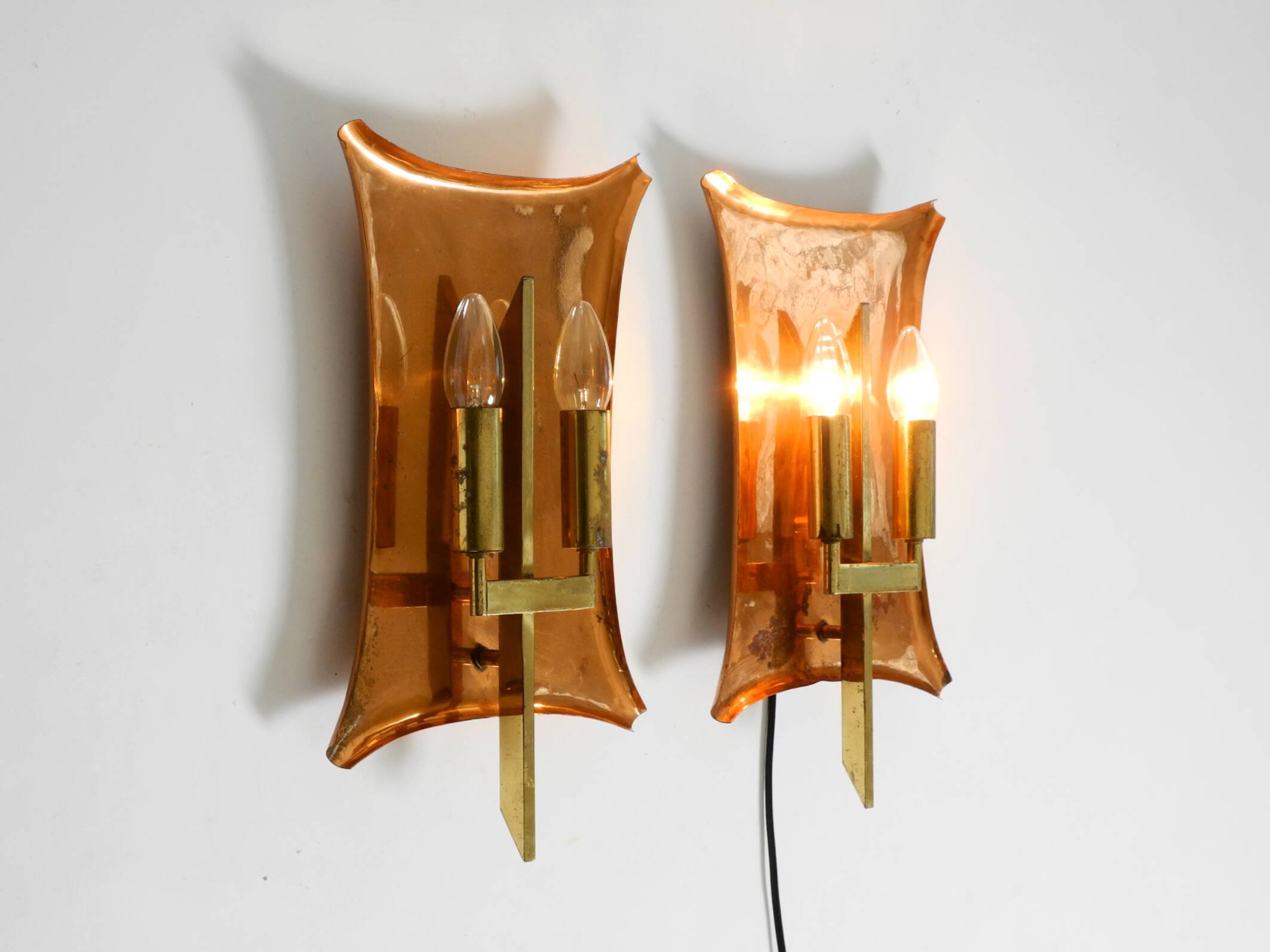 Luminaires murales d'église uniques, grandes et lourdes, de style mid-century, en cuivre et en laiton.