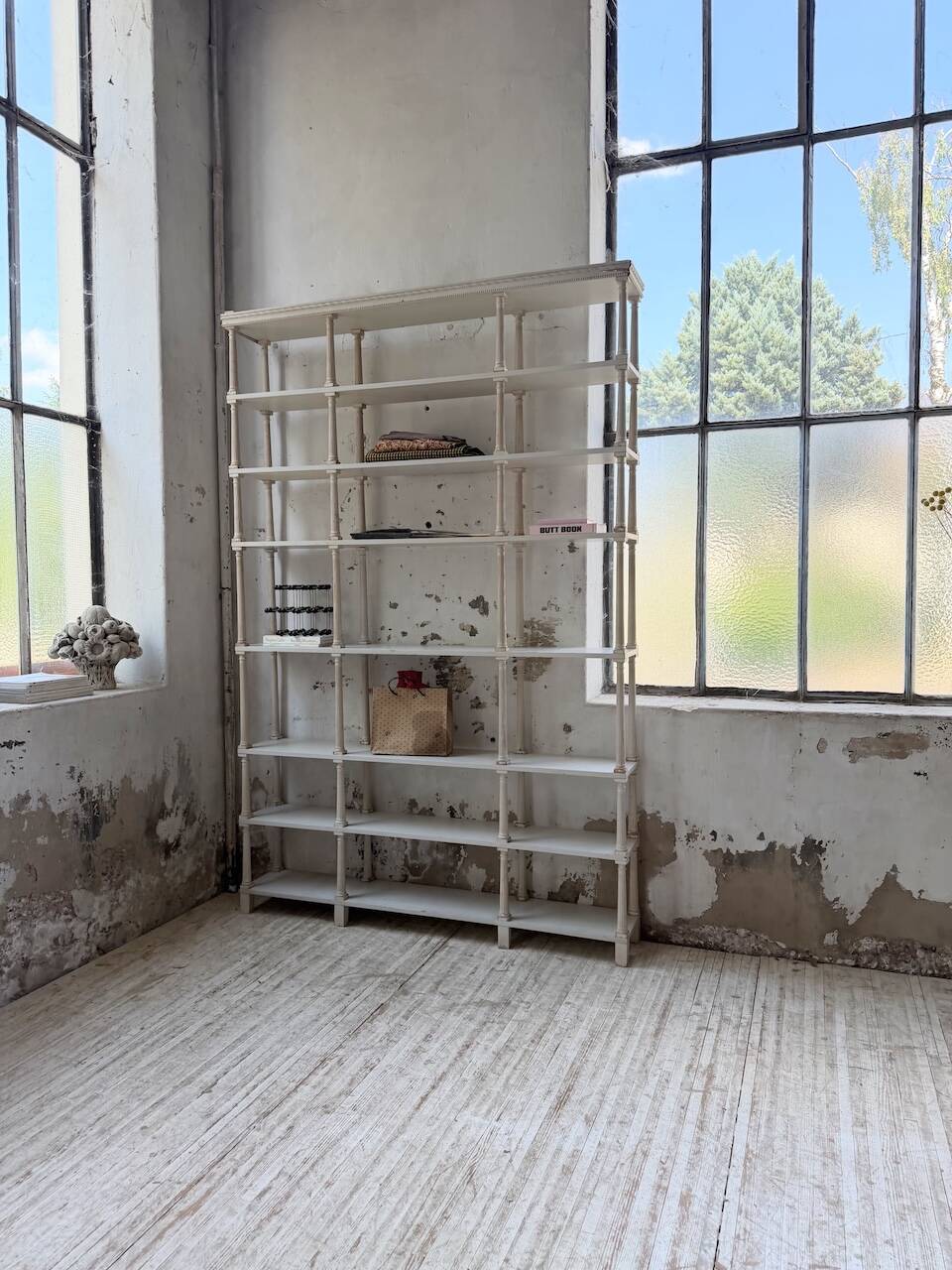 Bibliothèque, étagère XL Napoléon en bois patiné blanc
