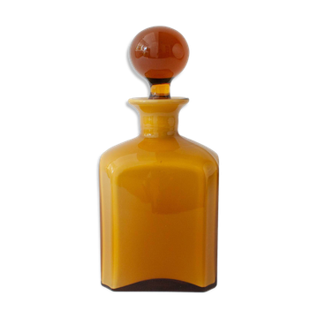 Carafe en verre opalin moutarde vintage de Marinha Grande, années 1960