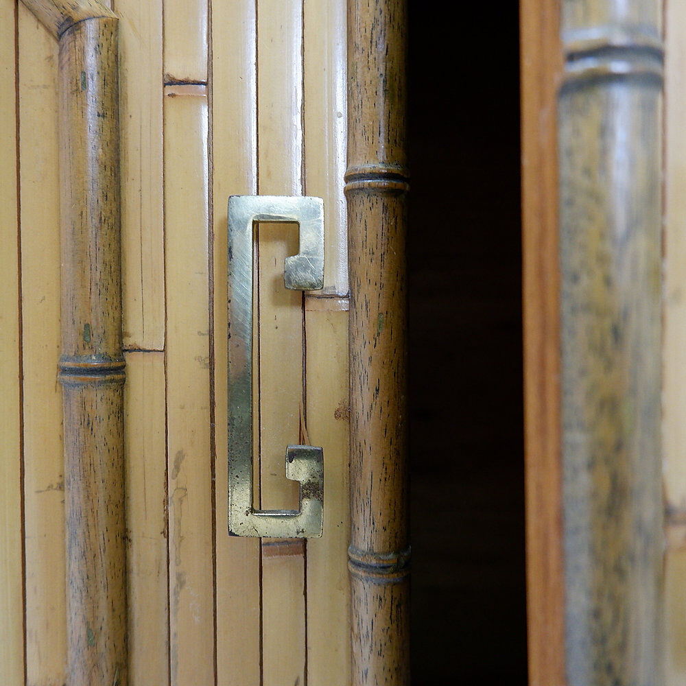 Commode en bambou avec 2 portes et 2 tiroirs - poignées en laiton, vers 1960.