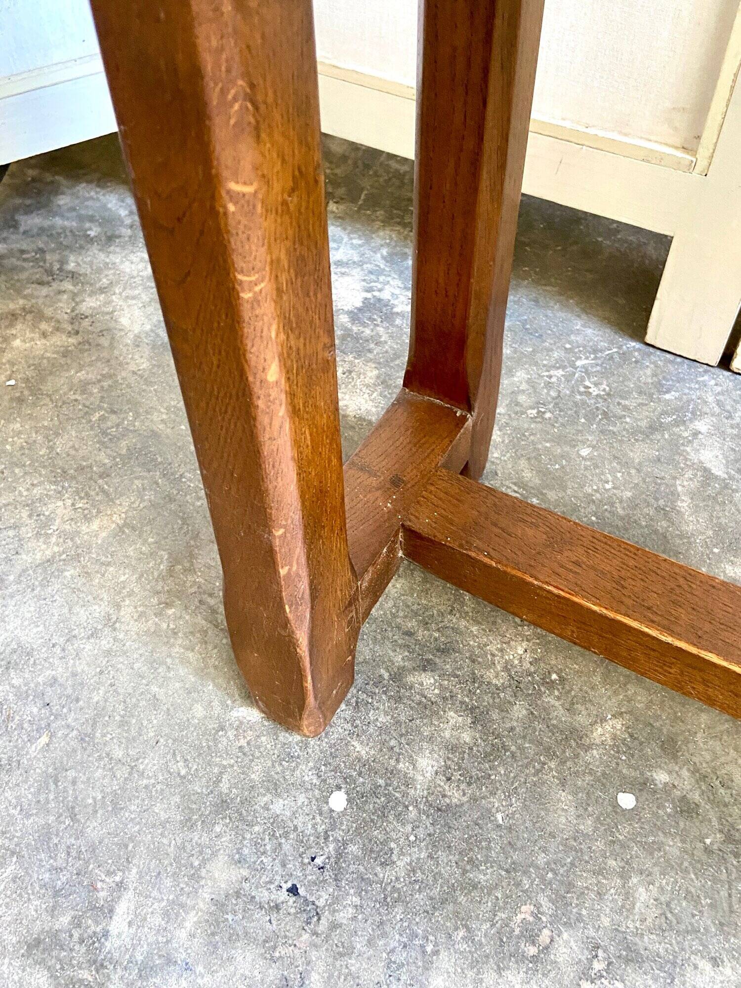 Banc en bois foncé