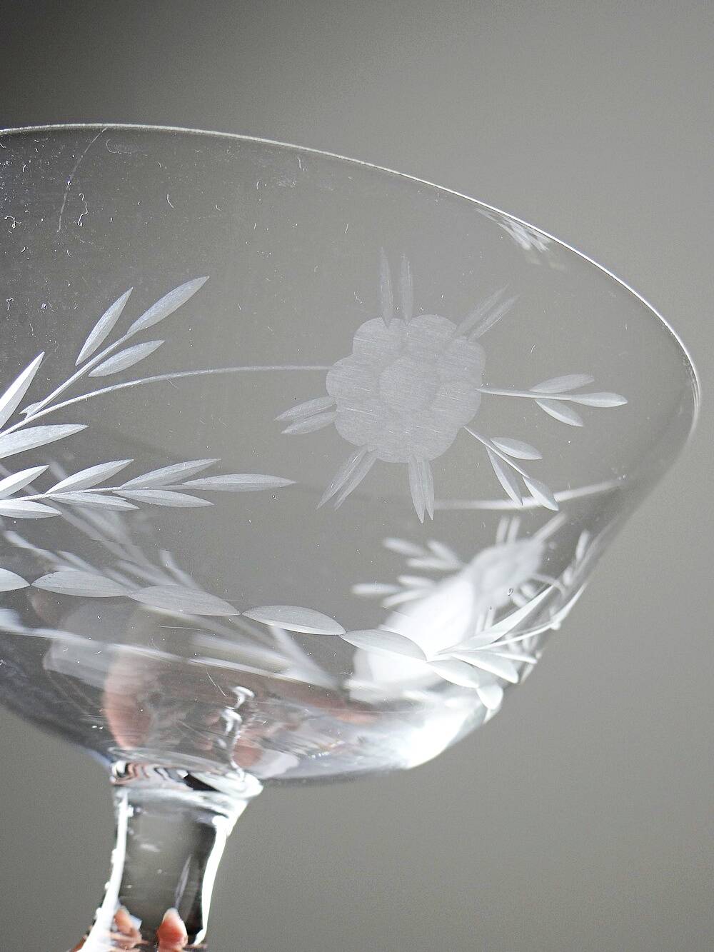 8 coupes à champagne en verre gravé à la roue décor végétal, Bohême, début XXe