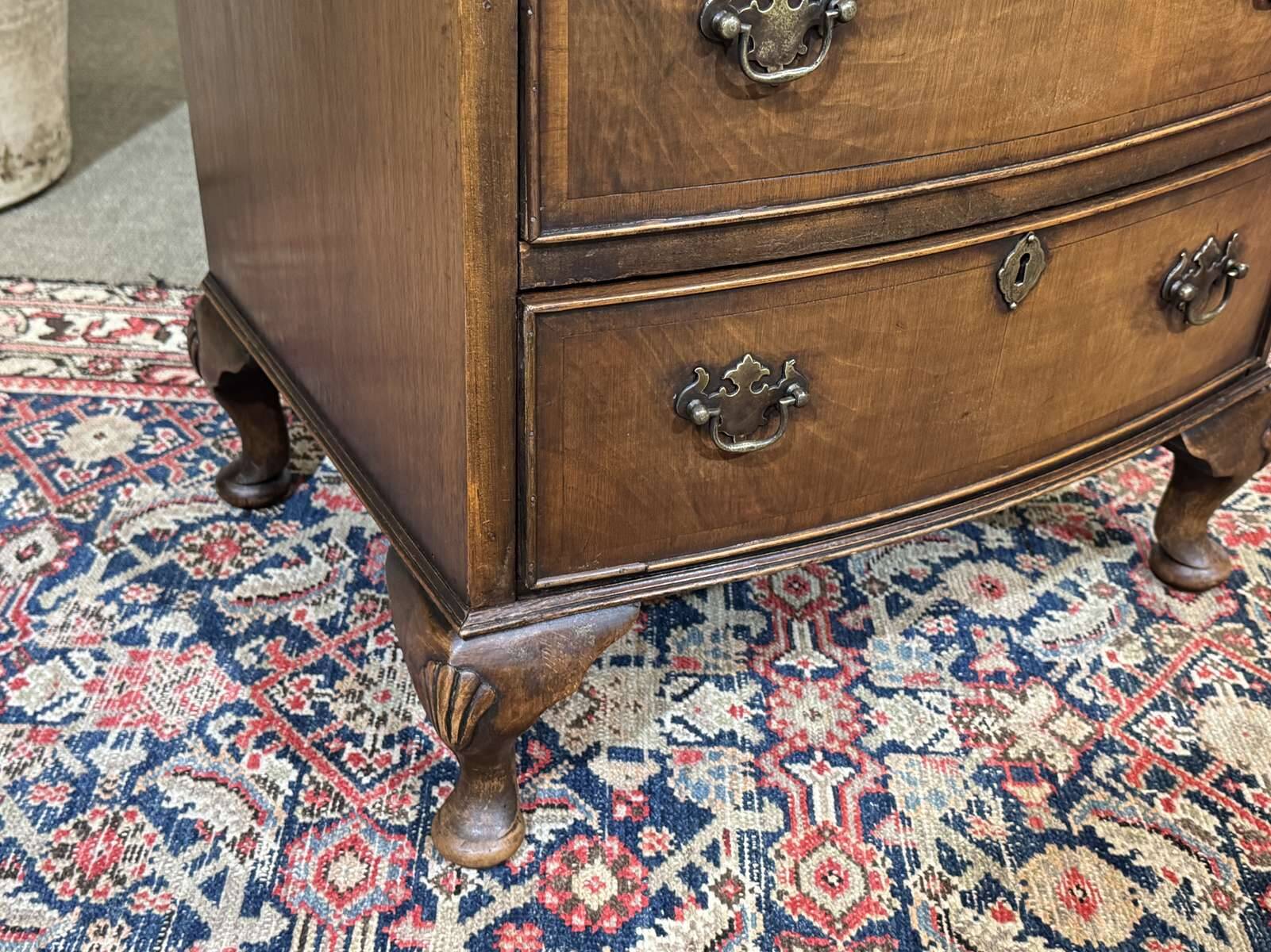 Commode anglaise en noyer des années 1950