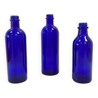 Trio de bouteilles / vases en verre bleu cobalt