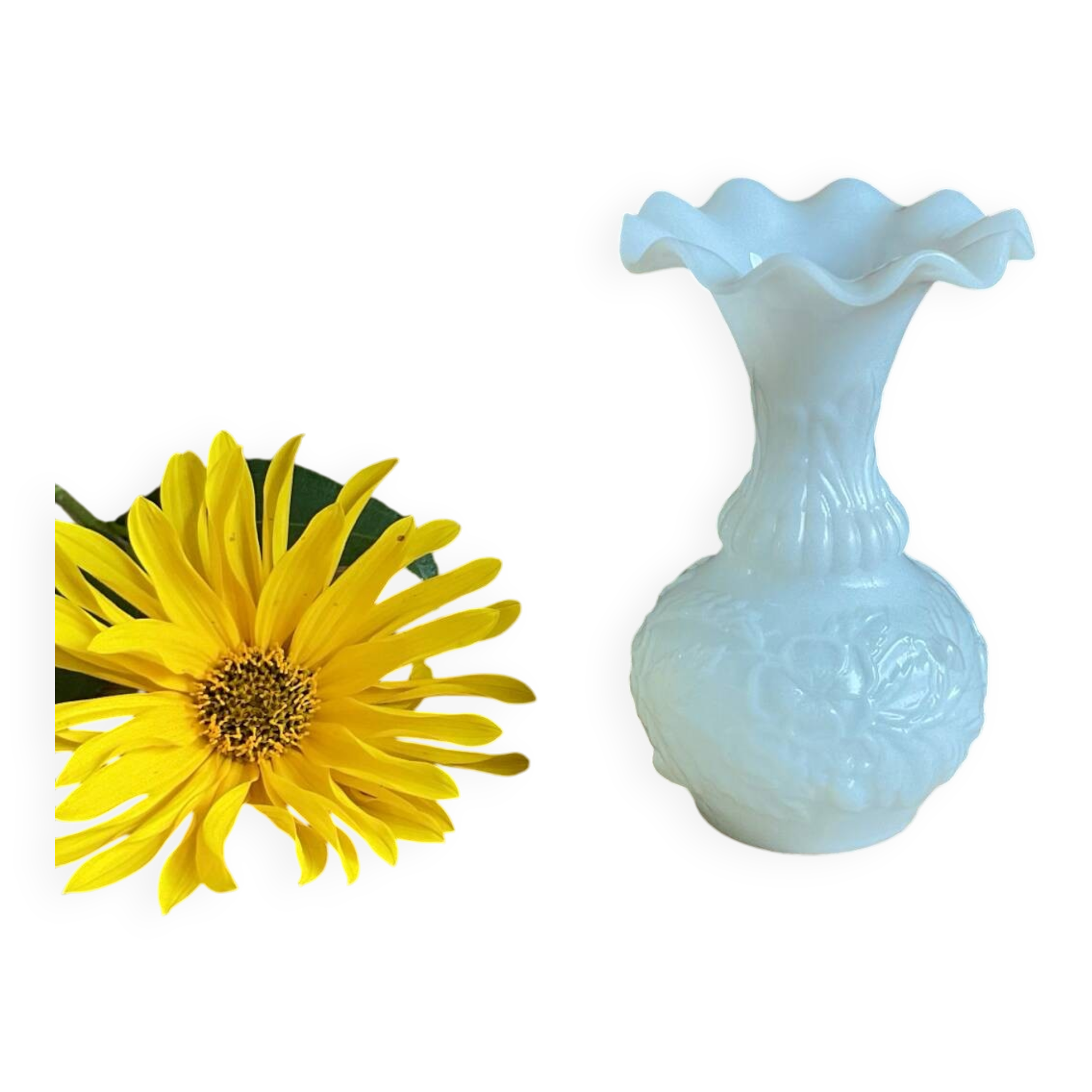 Petit vase en verre de lait blanc