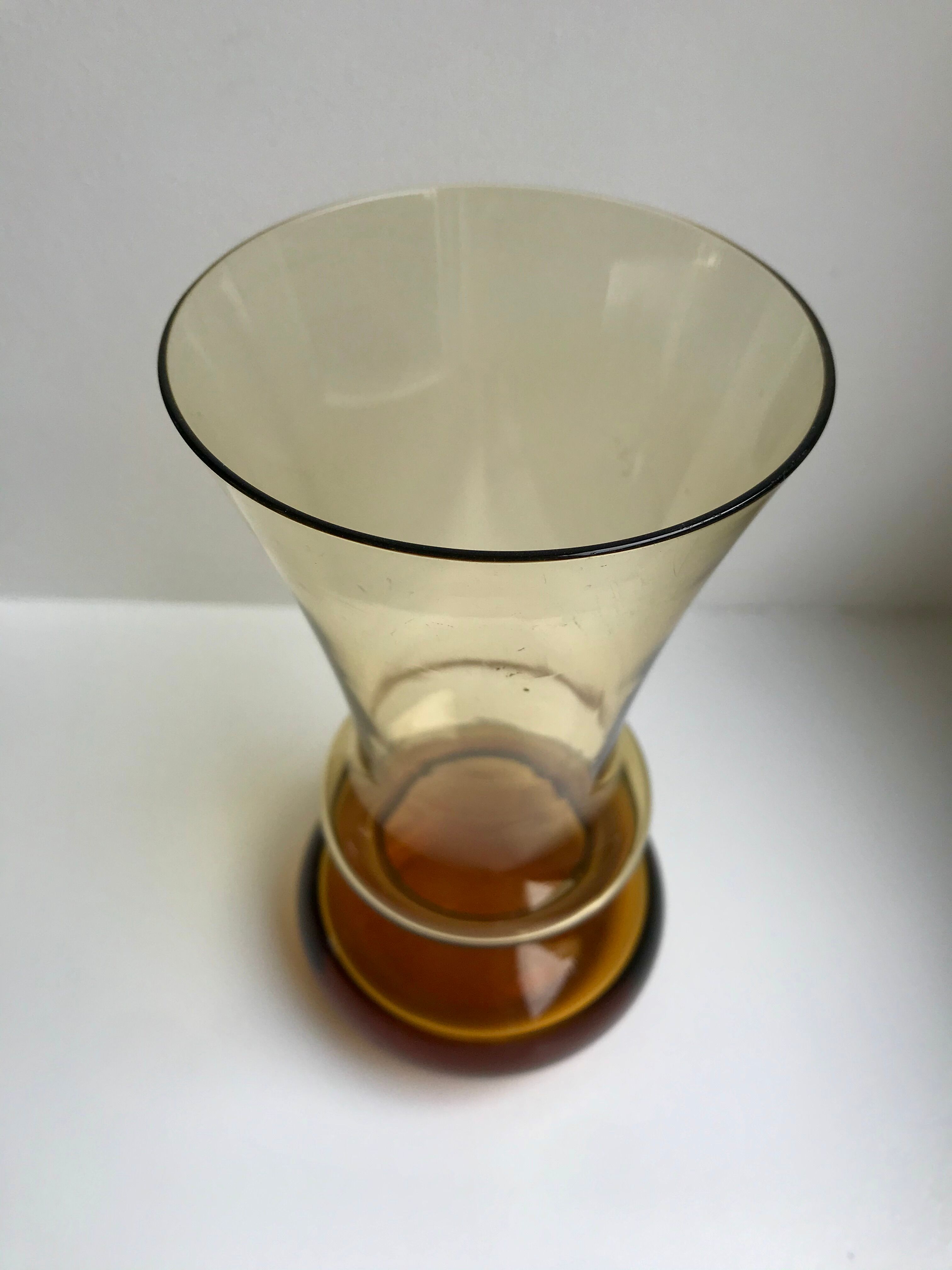 Vase diabolo en verre ambré années 70
