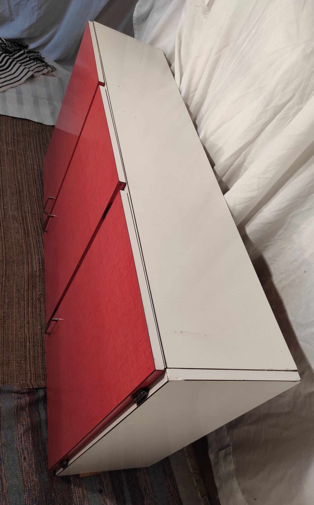 Placard haut de cuisine trois portes en formica rose