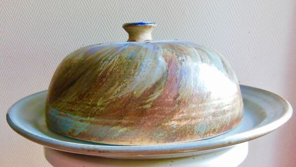 Plateau et cloche a fromage en grès vintage émaillé signature a identifier