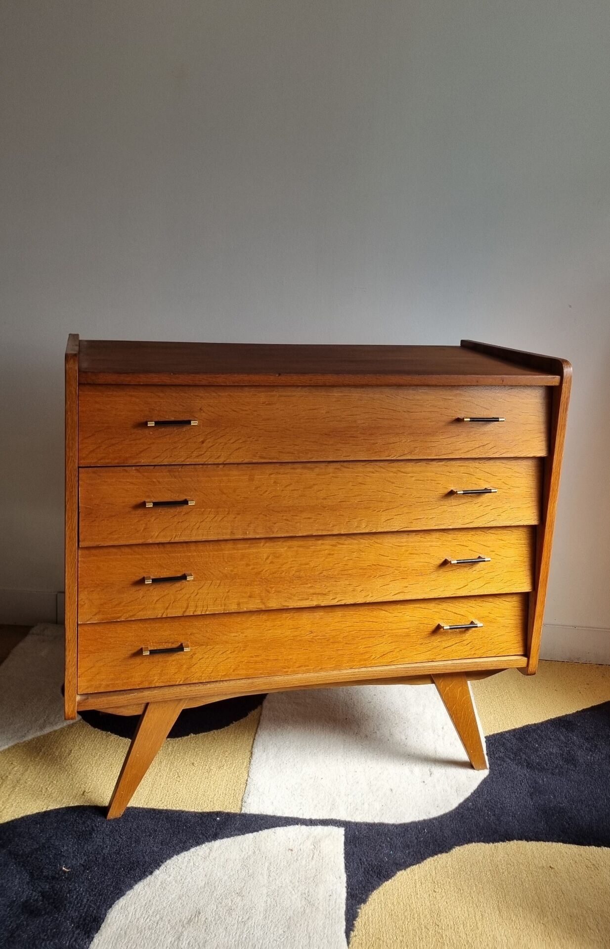 Vintage commode with tapered legs