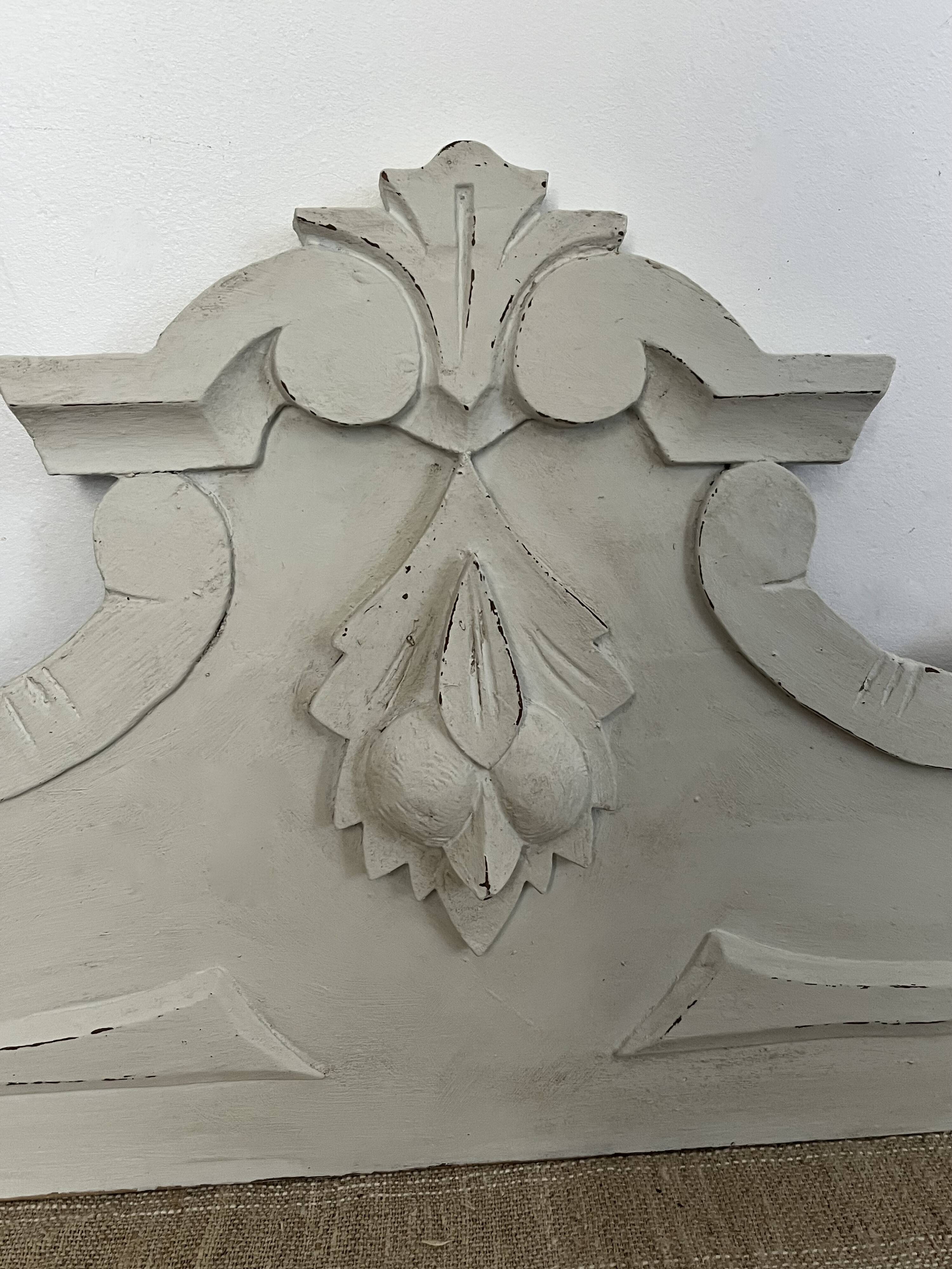 Fronton en bois sculpté