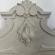 Fronton en bois sculpté