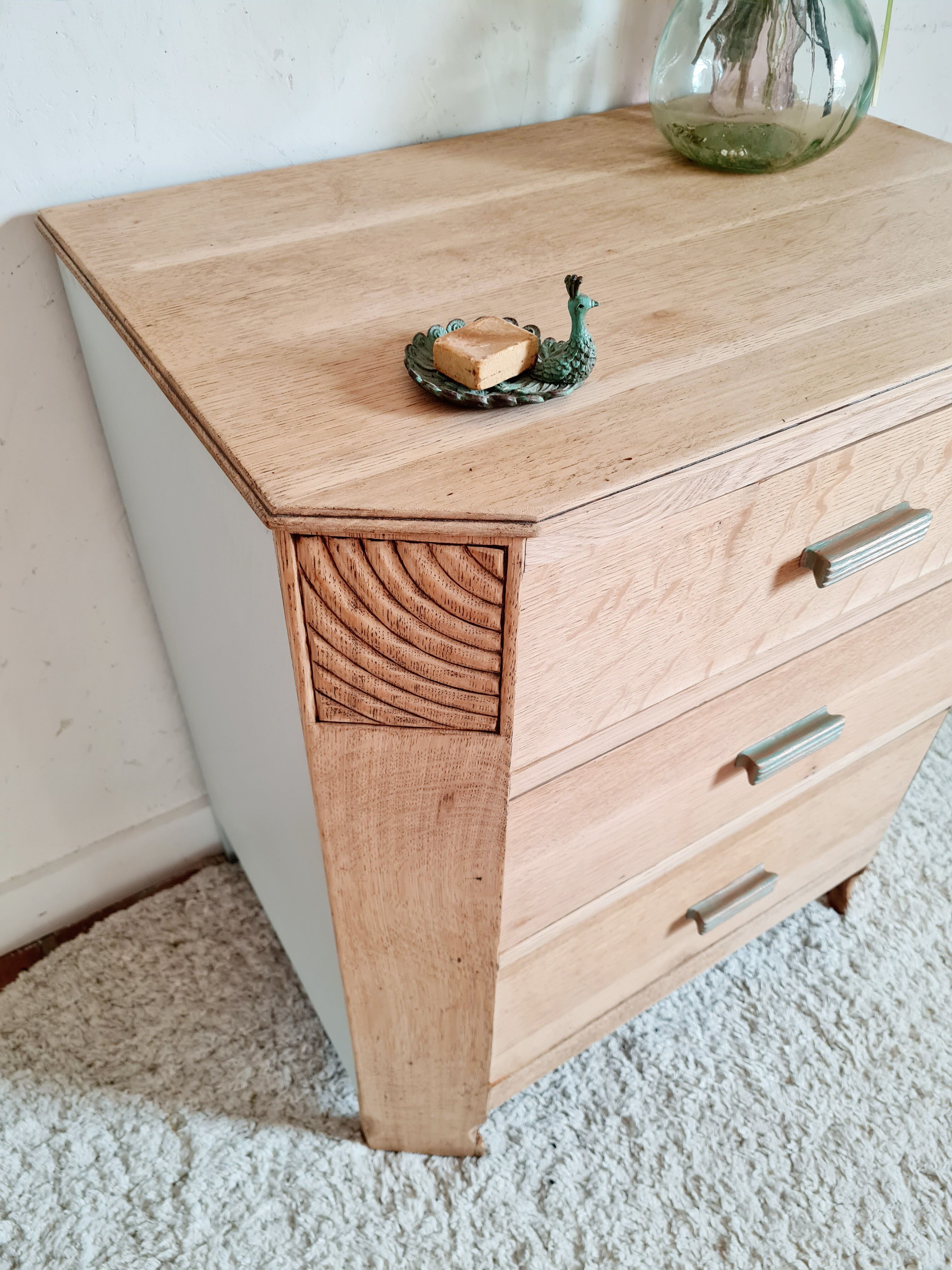 Raw and renovated art deco commodity