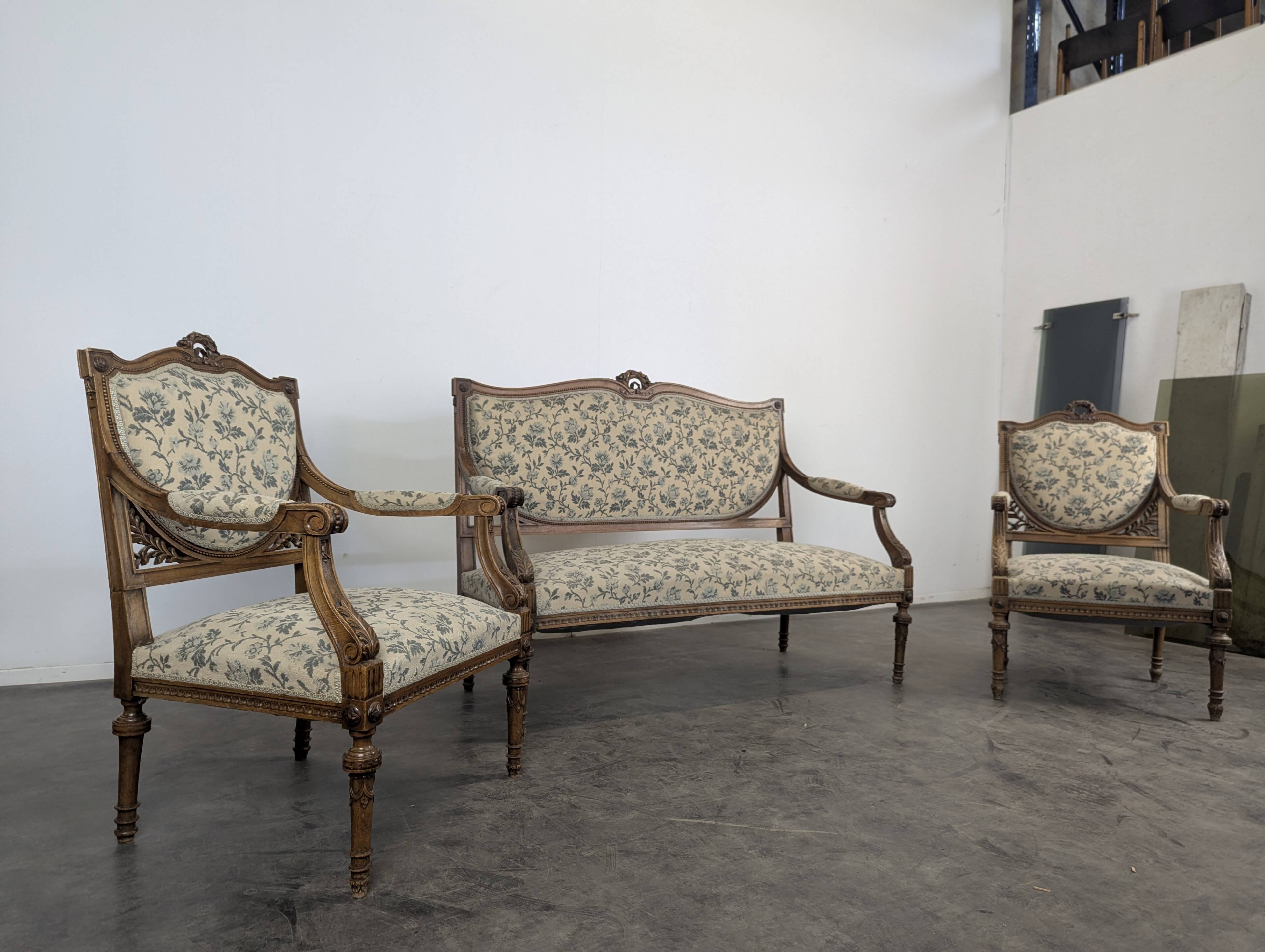 Louis XVI style salon with shield backrest from the 19th century.