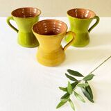 3 tasses en céramique émaillée verte et jaune, signées