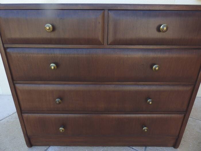 Antique chest of drawers from the 50s with 5 curved drawers, vintage old-style assembly and brass knobs