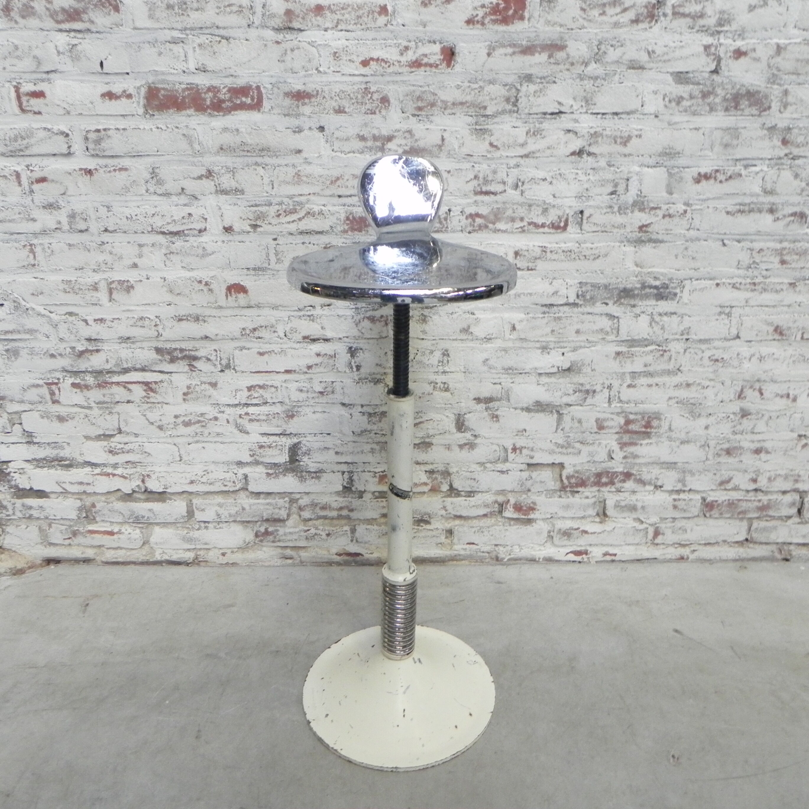 Industrial dental stool, Manubelge