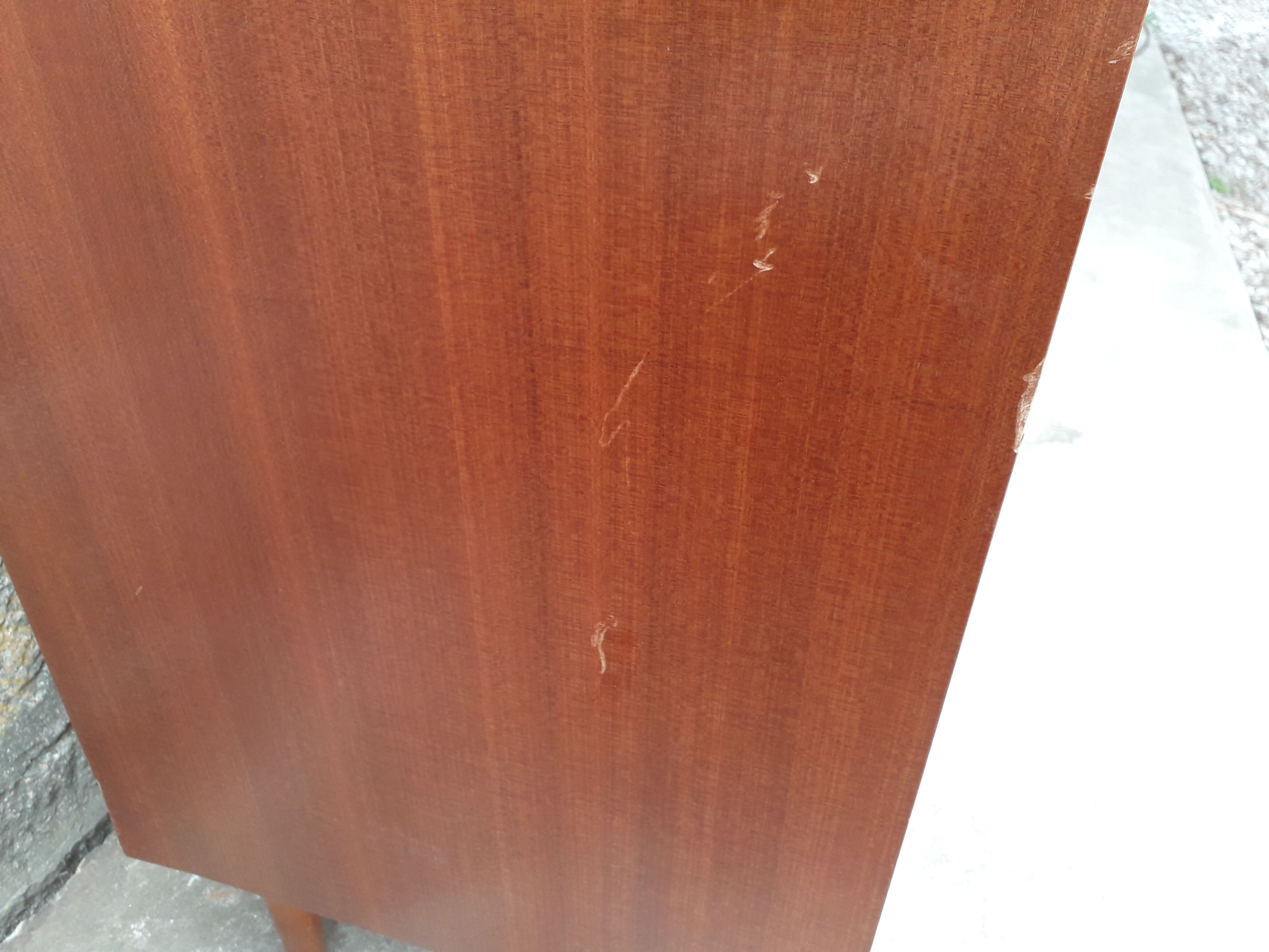 Commode vintage pieds fuseaux